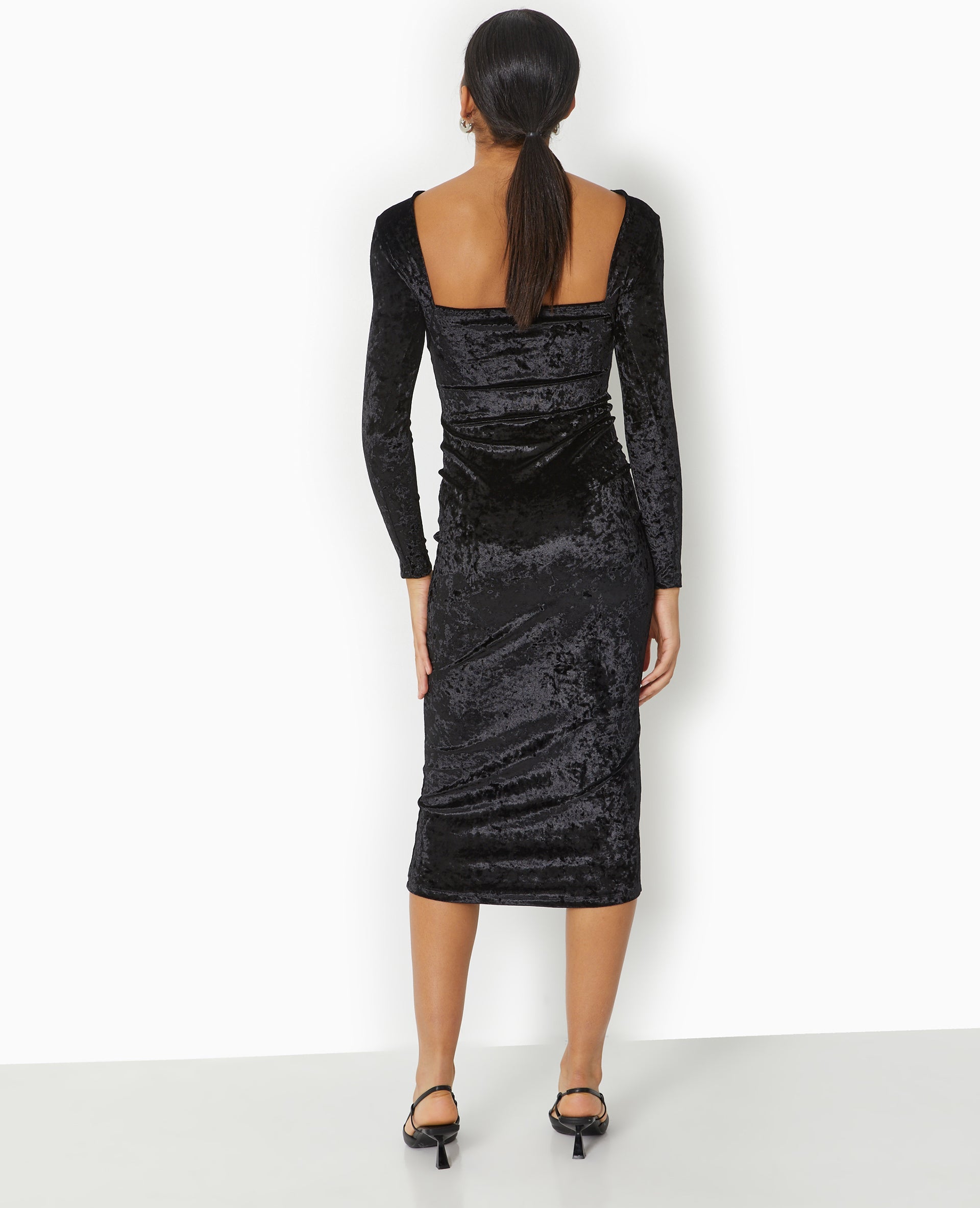 Robe longue en velours avec encolure carrée dos