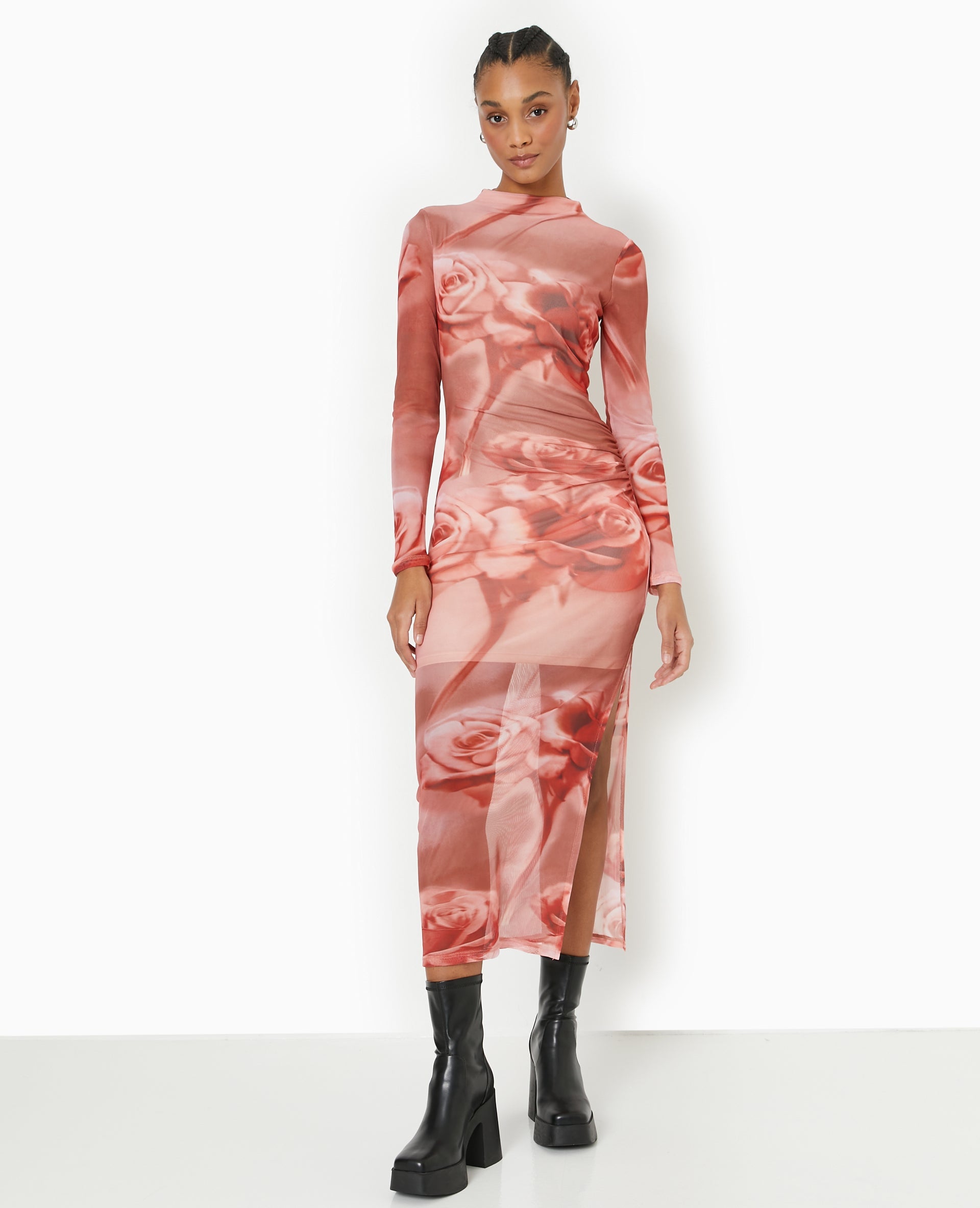 Robe longue en maille résille motif roses