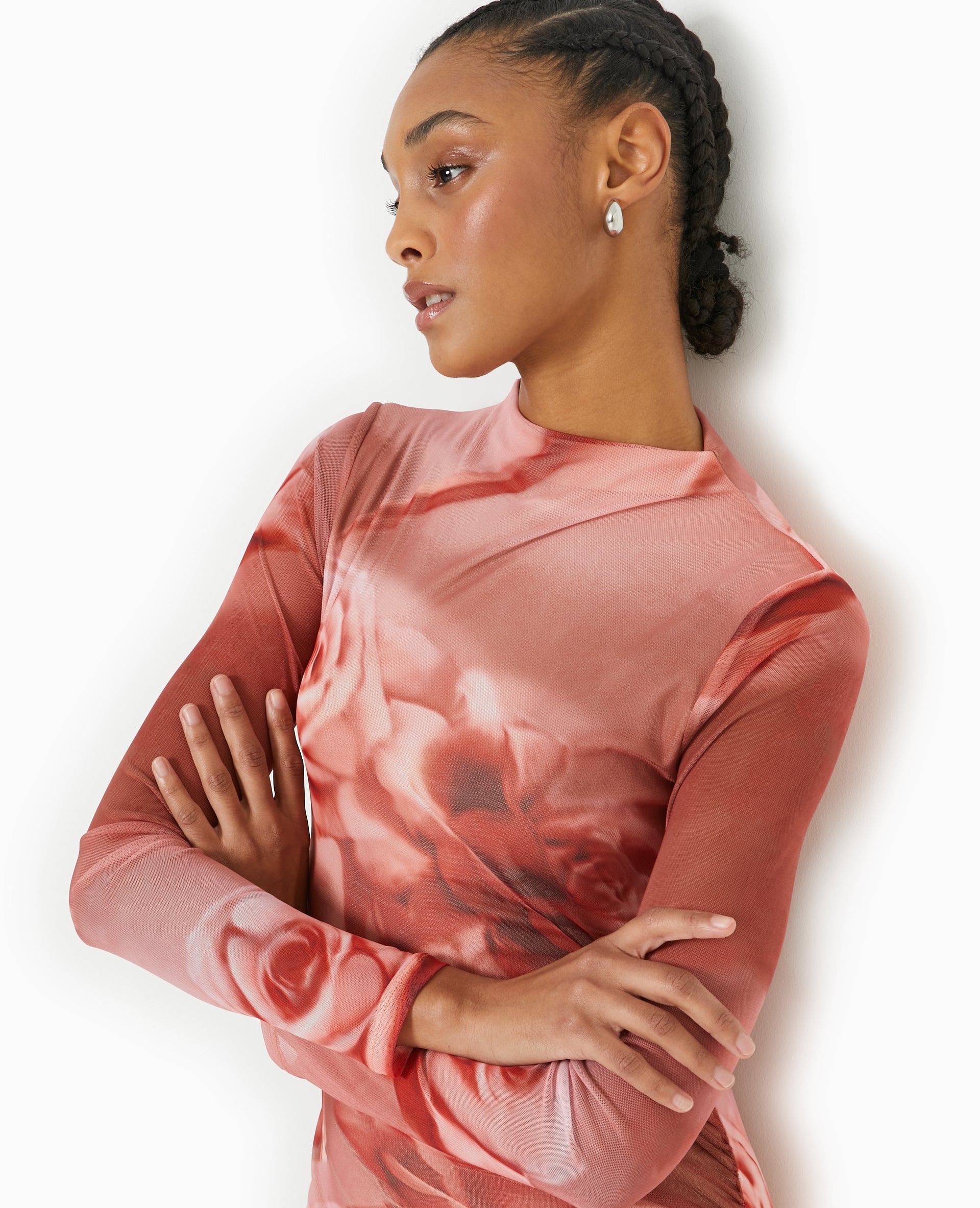 Robe longue en maille résille motif roses