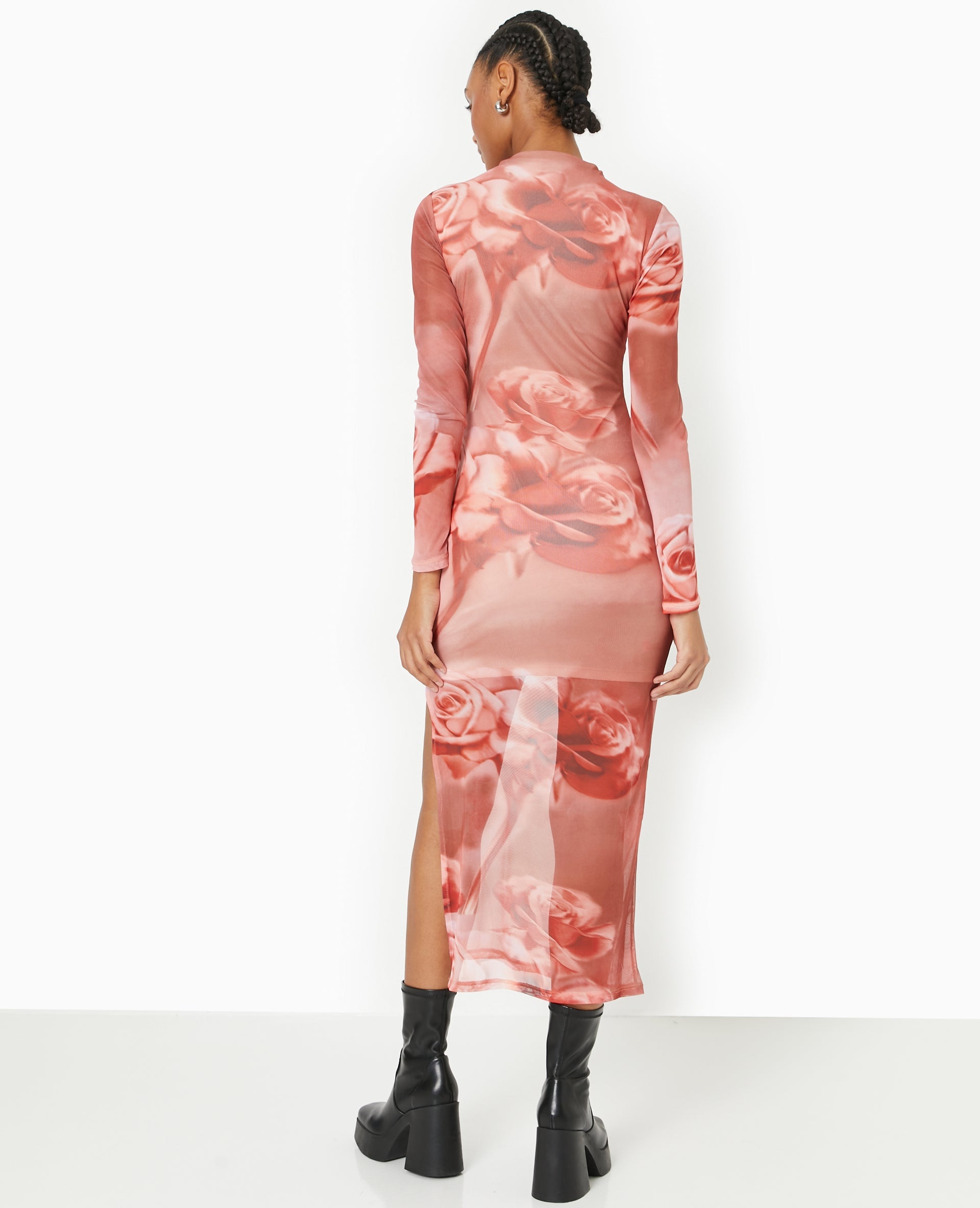 Robe longue en maille résille motif roses