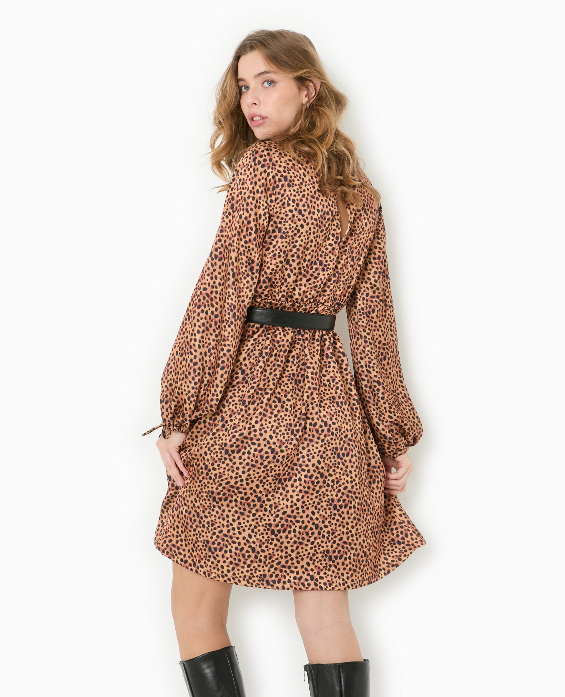 Robe midi en tissu satiné motif léopard