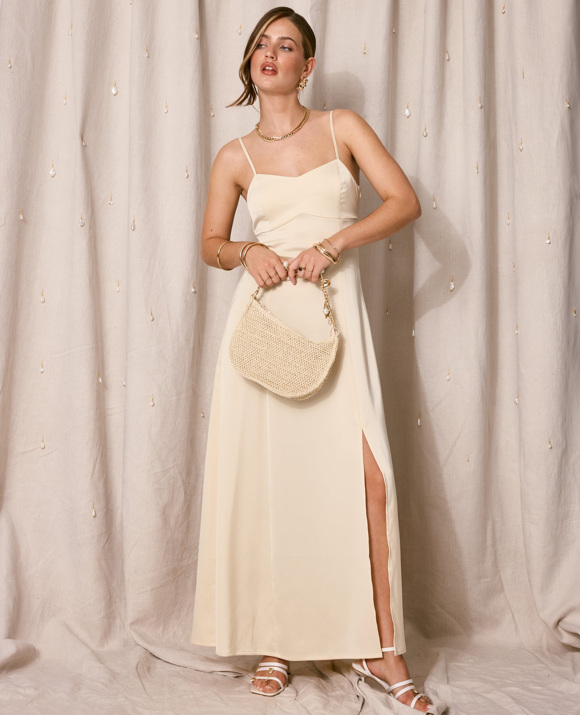 Robe longue et évasée en tissu satiné