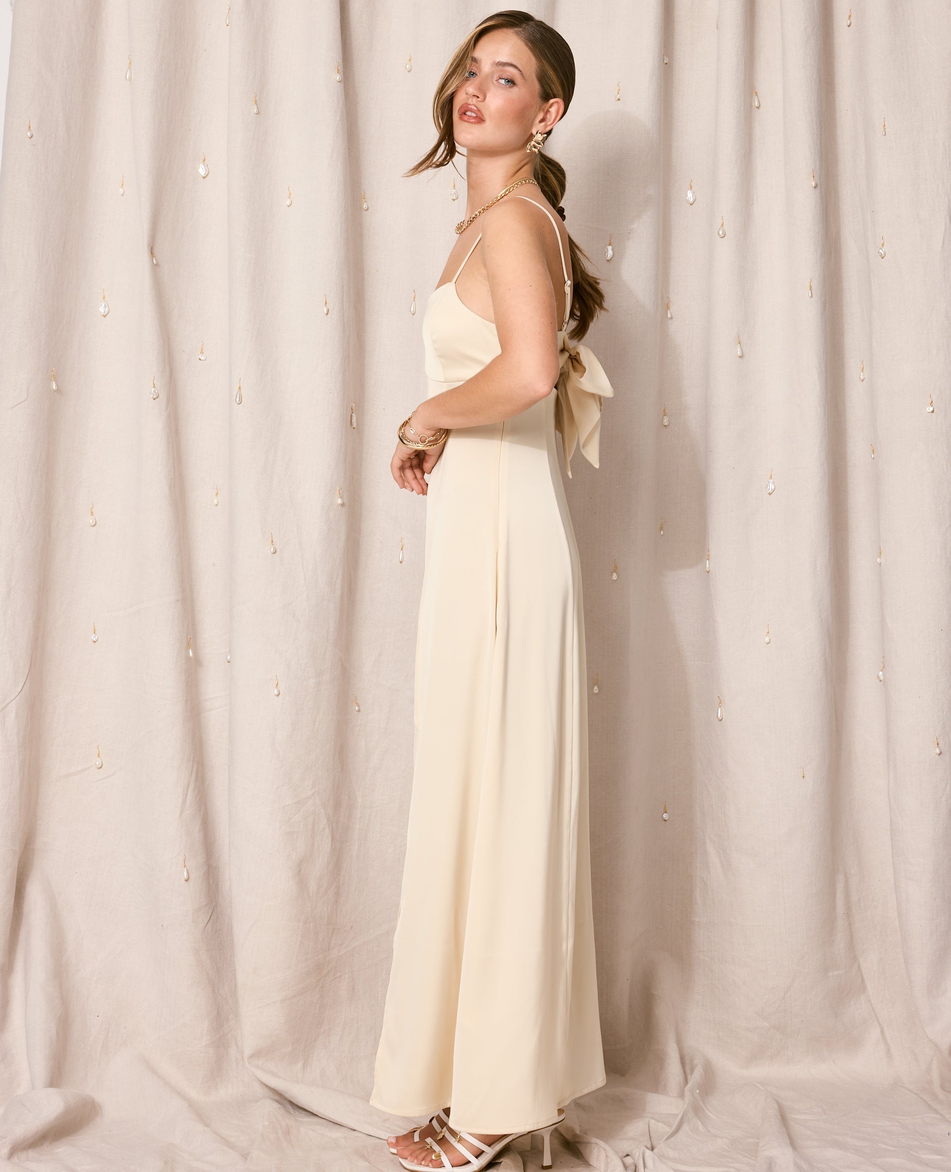 Robe longue et évasée en tissu satiné
