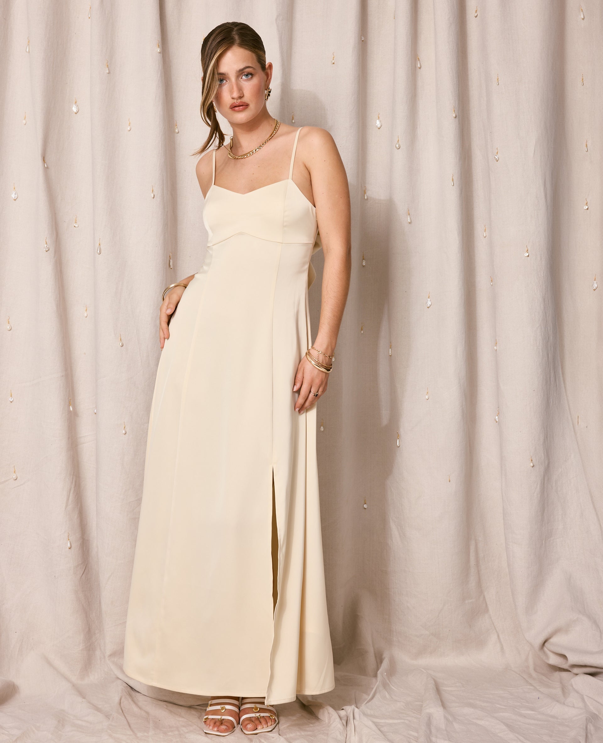 Robe longue et évasée en tissu satiné