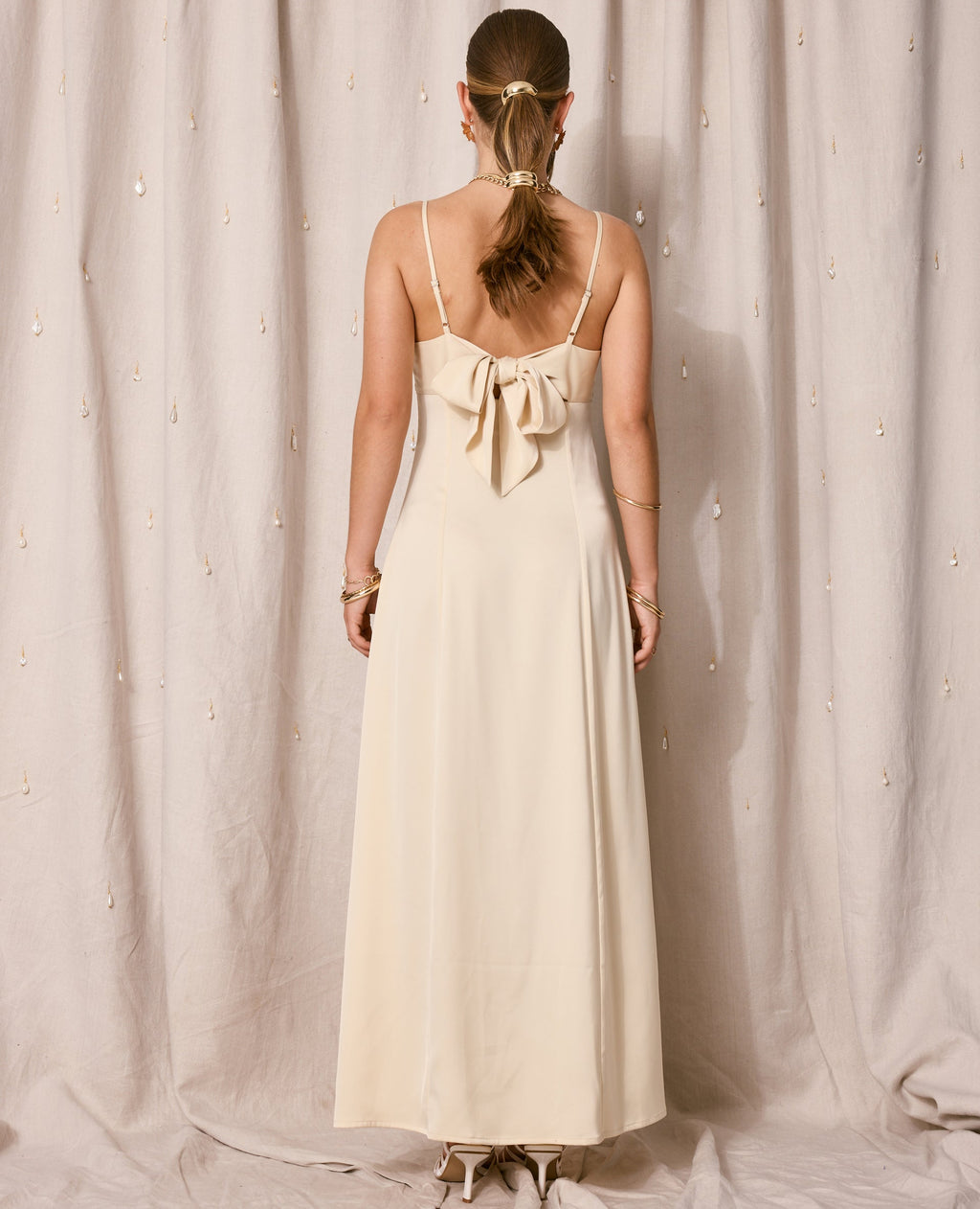 Robe longue et évasée en tissu satiné