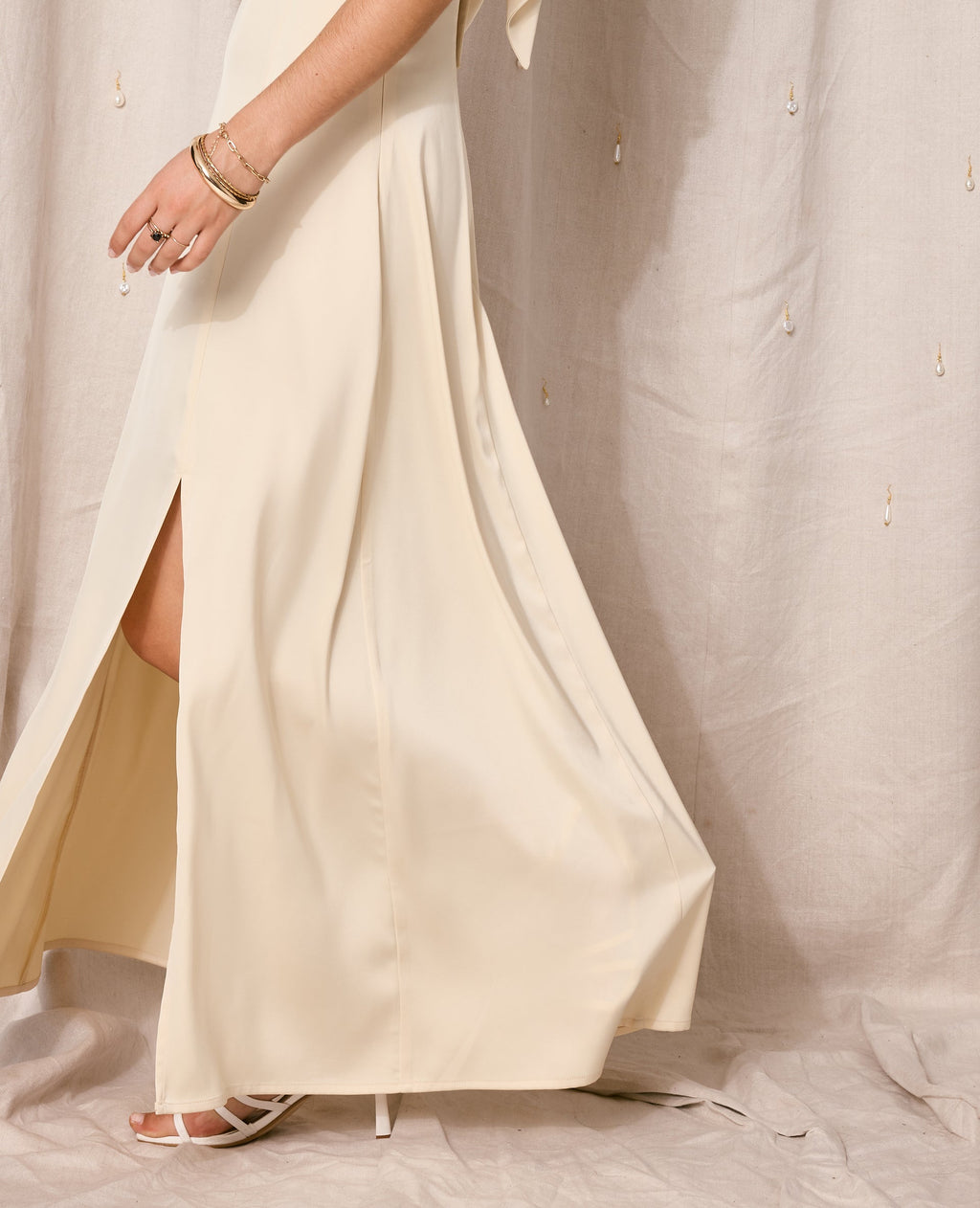 Robe longue et évasée en tissu satiné