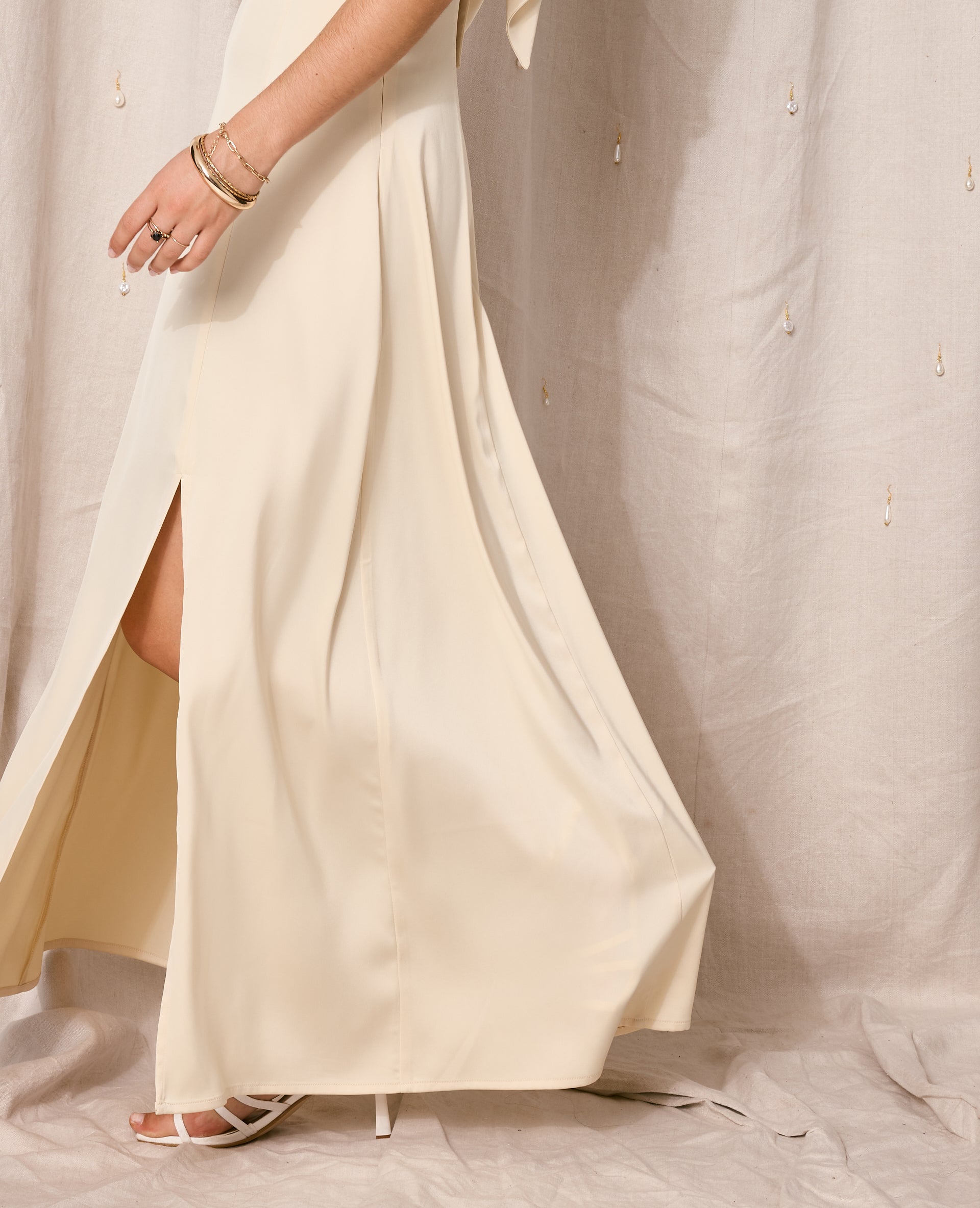 Robe longue et évasée en tissu satiné