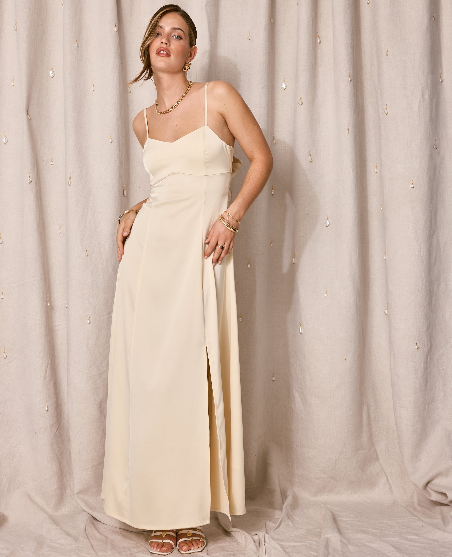 Robe longue et évasée en tissu satiné