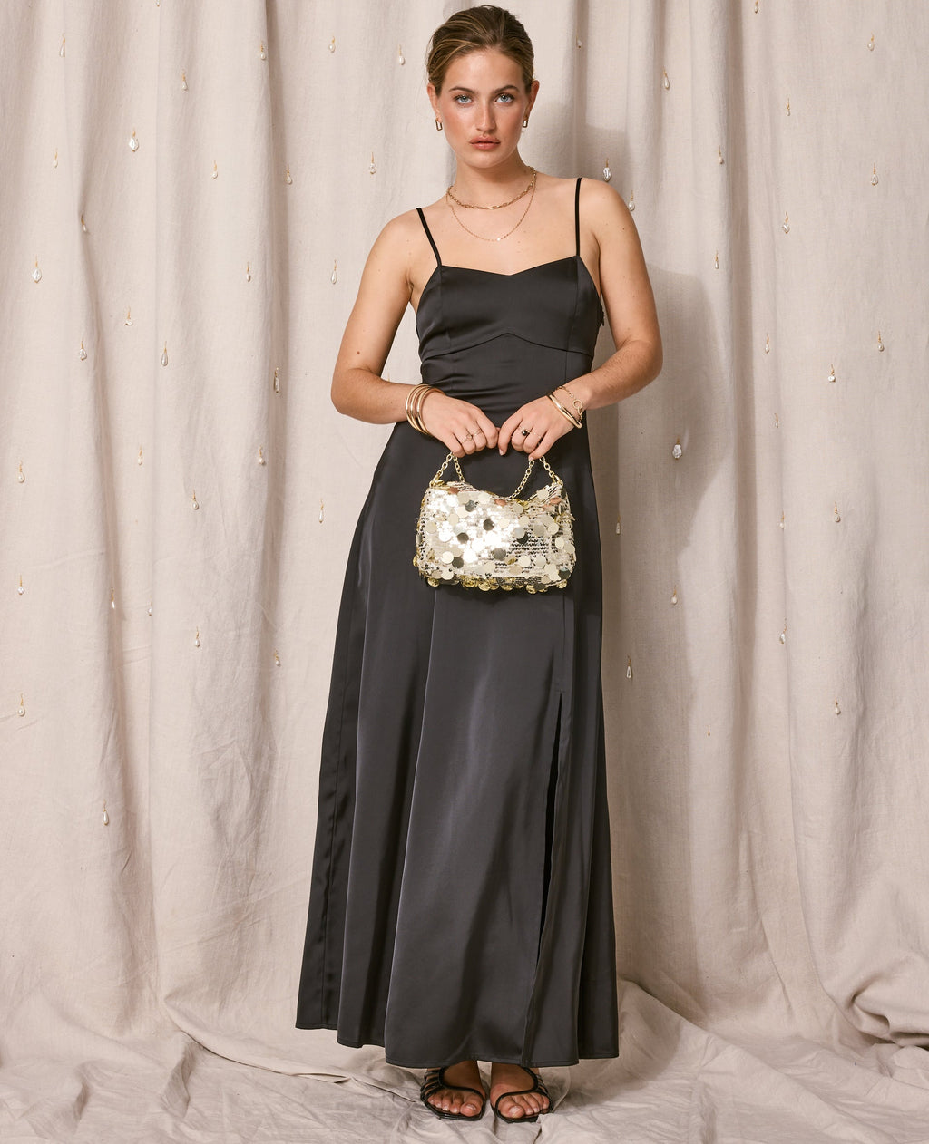 Robe longue et évasée en tissu satiné