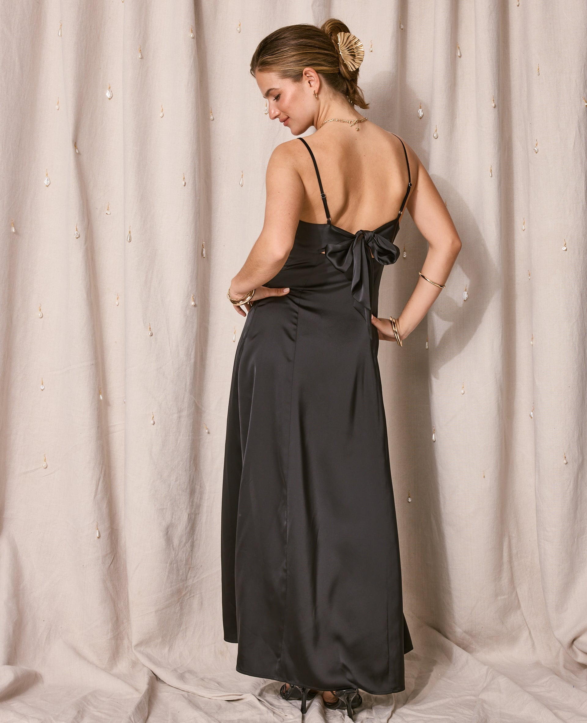 Robe longue et évasée en tissu satiné
