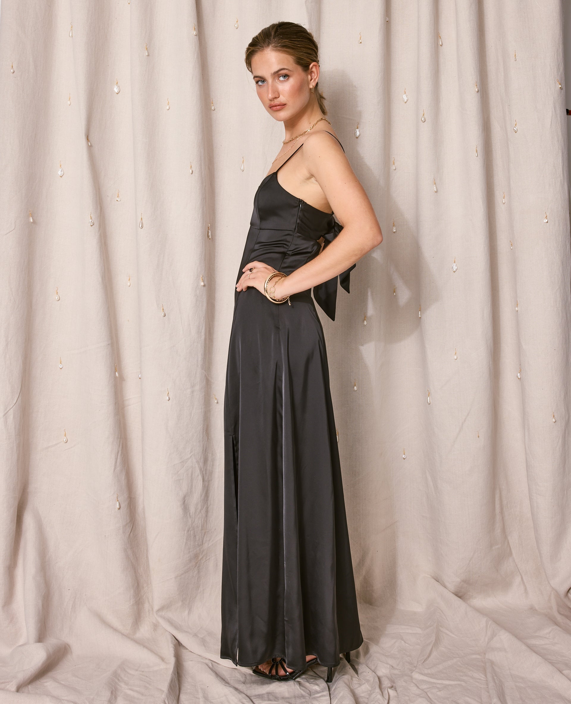 Robe longue et évasée en tissu satiné