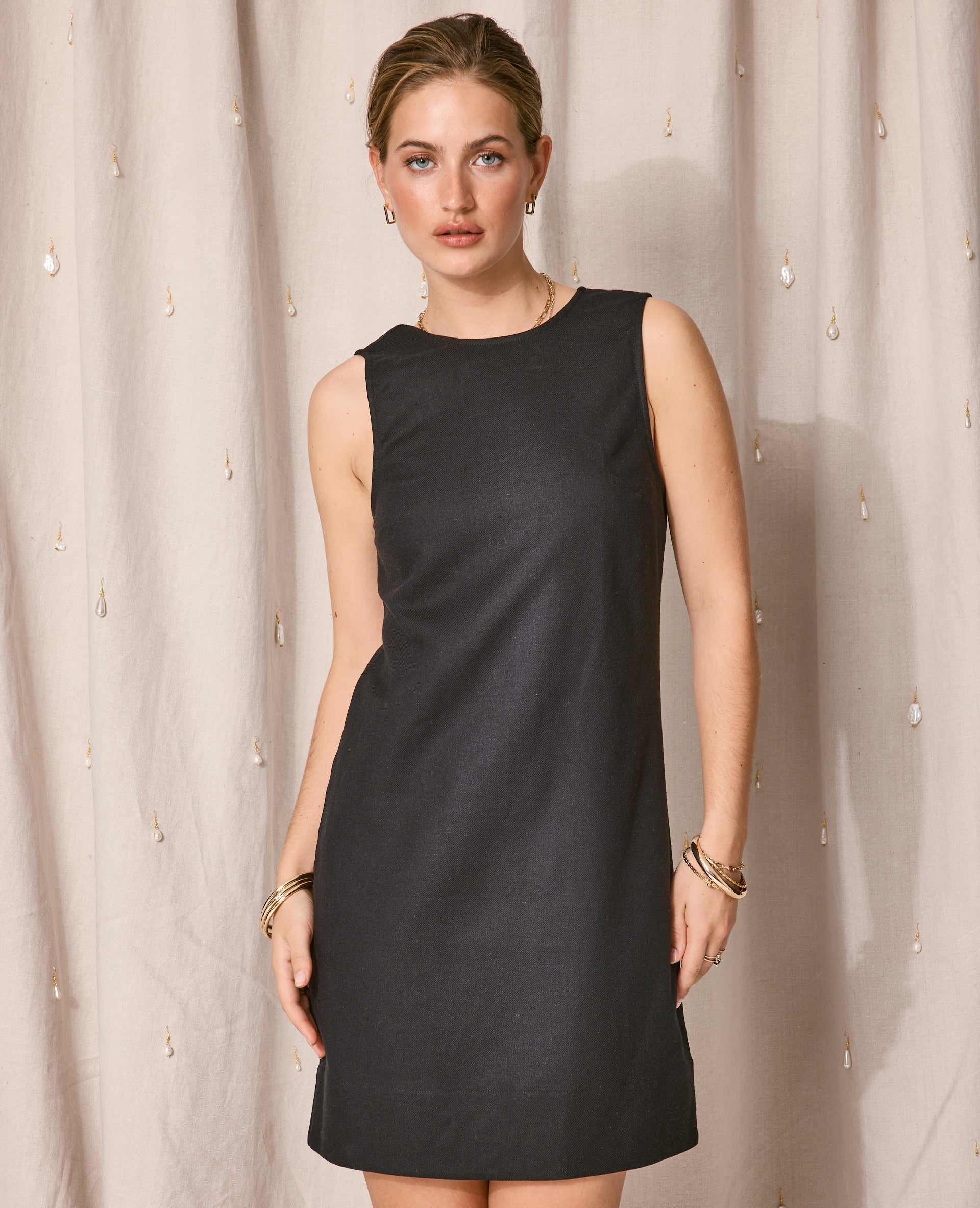 Robe courte lin avec dos dégagé et boutonné
