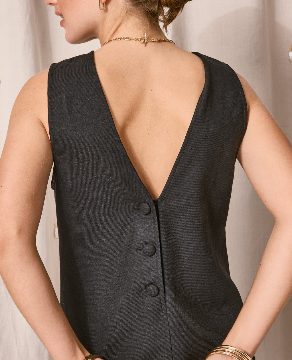 Robe courte lin avec dos dégagé et boutonné