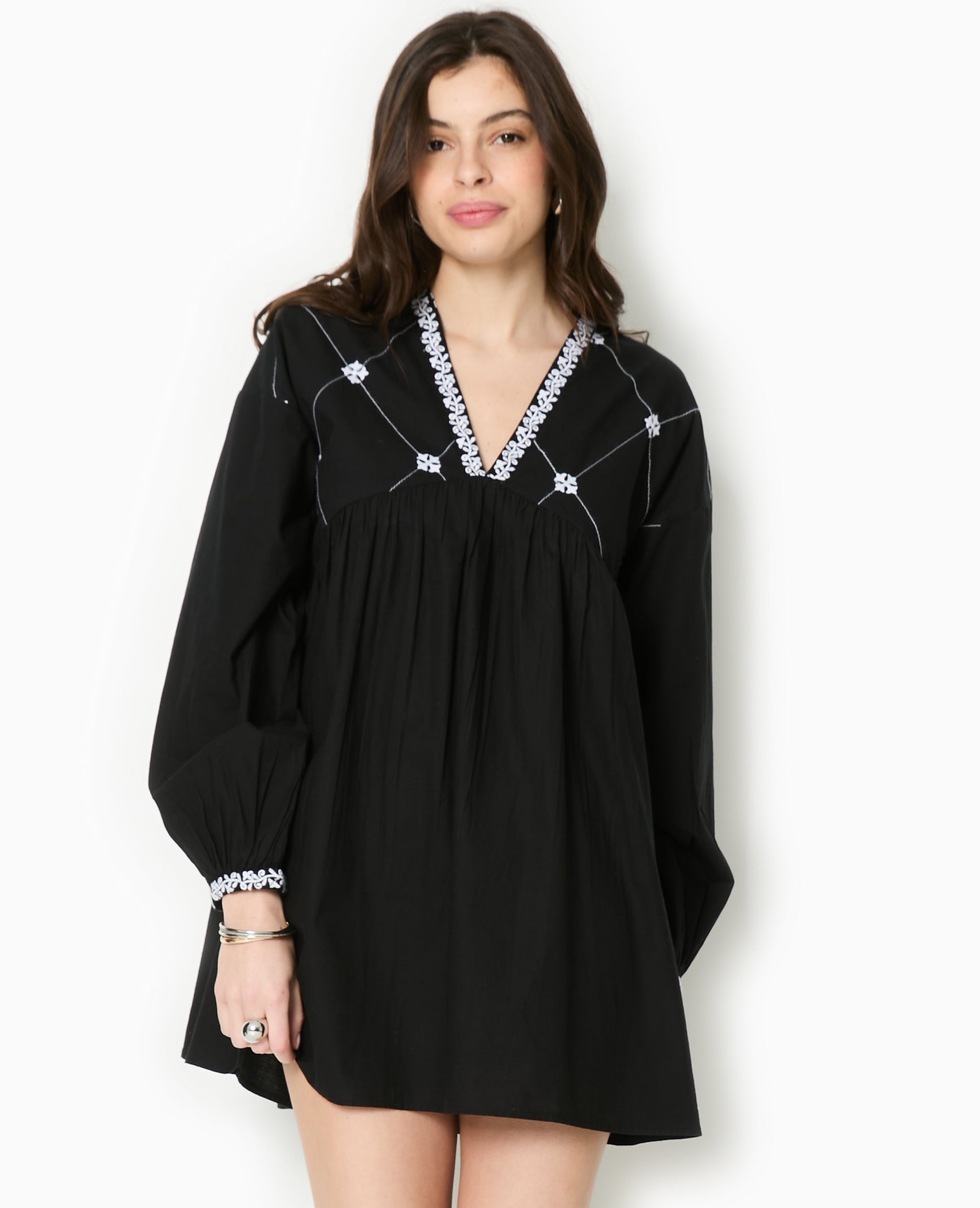 Robe brodée manches longues