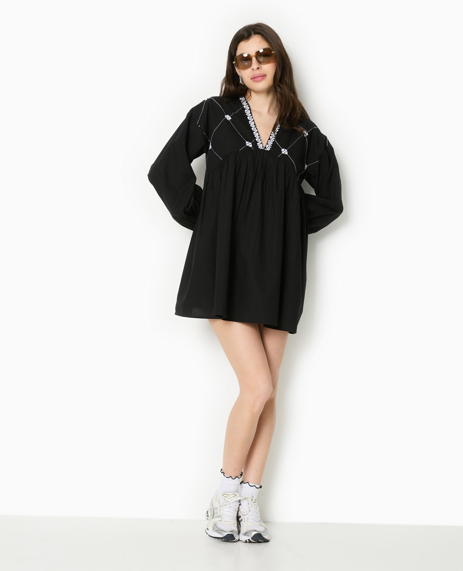 Robe brodée manches longues