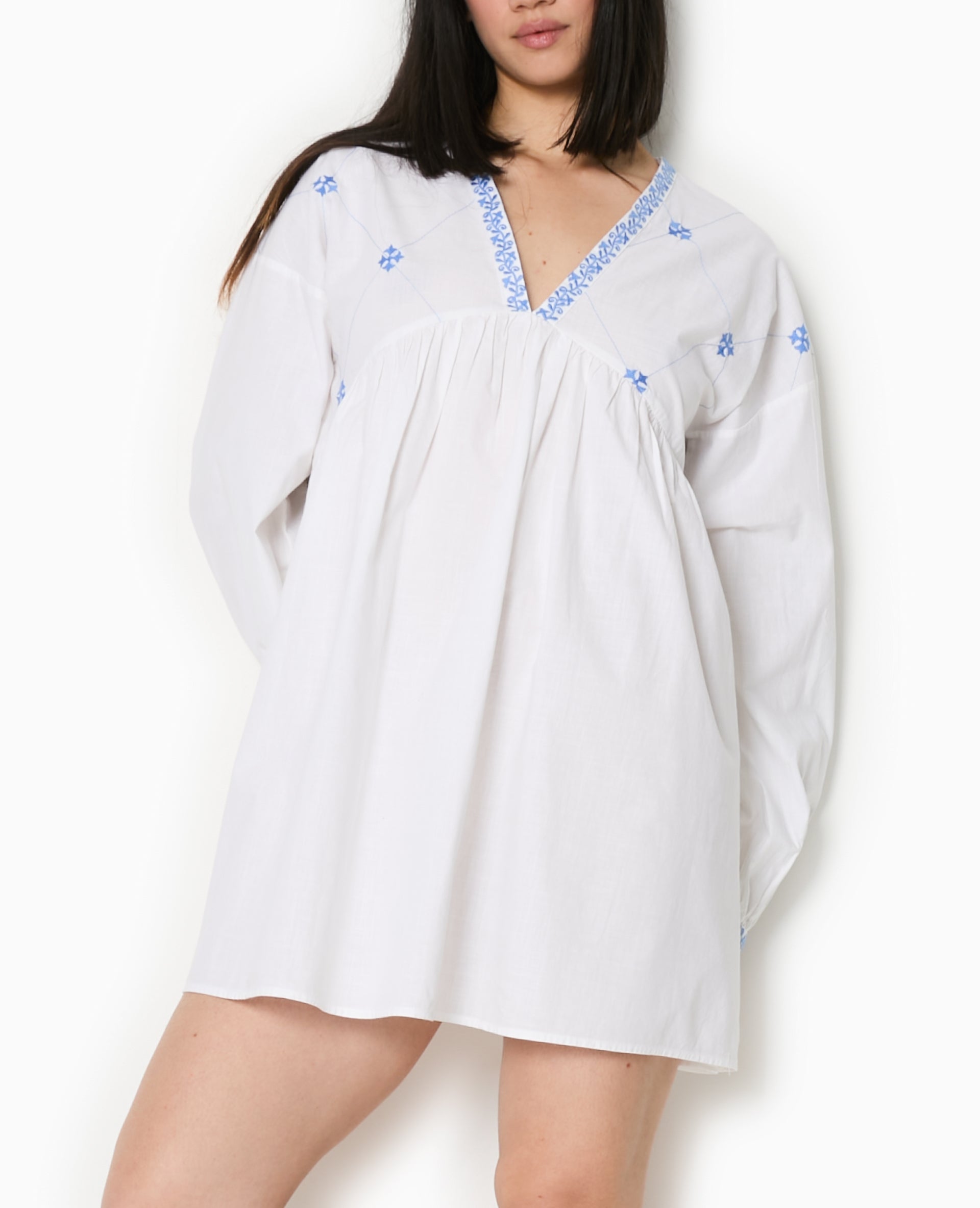 Robe brodée manches longues
