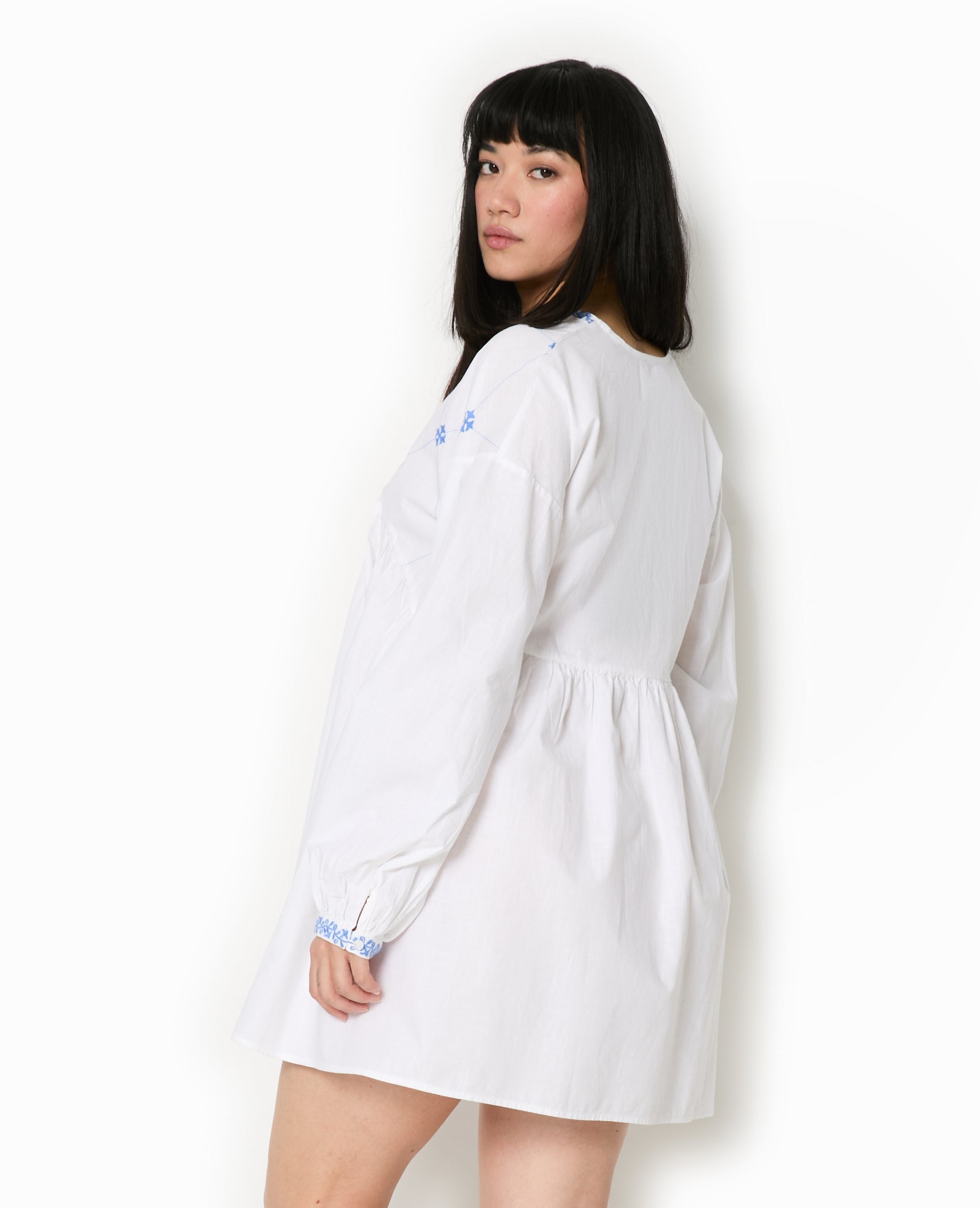 Robe brodée manches longues
