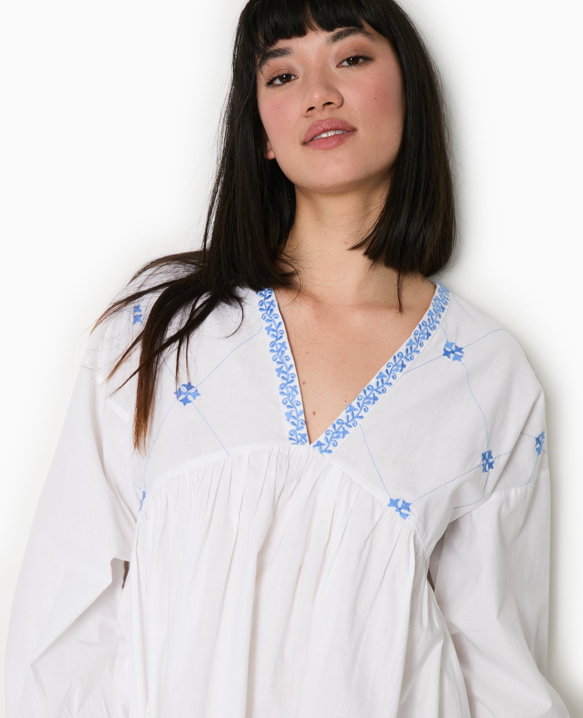 Robe brodée manches longues