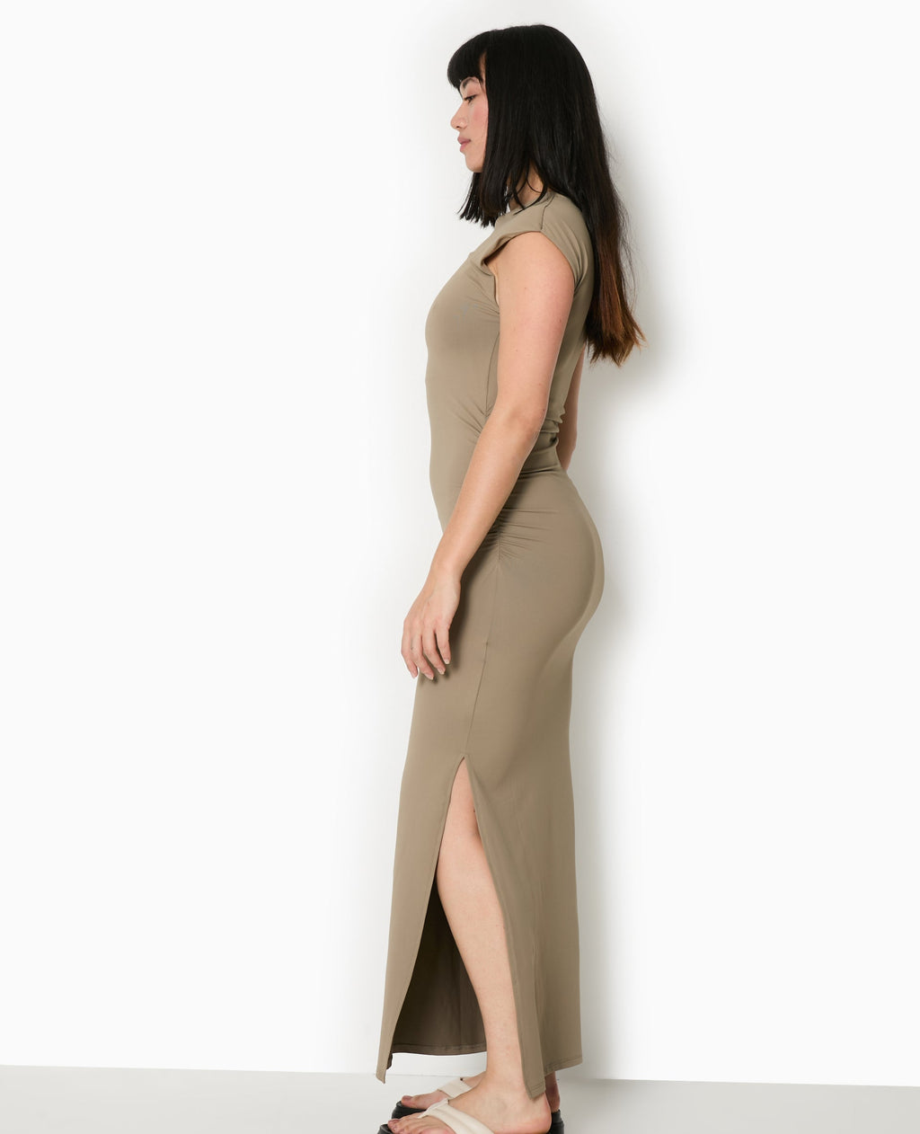 Robe longue sans manches avec fronces