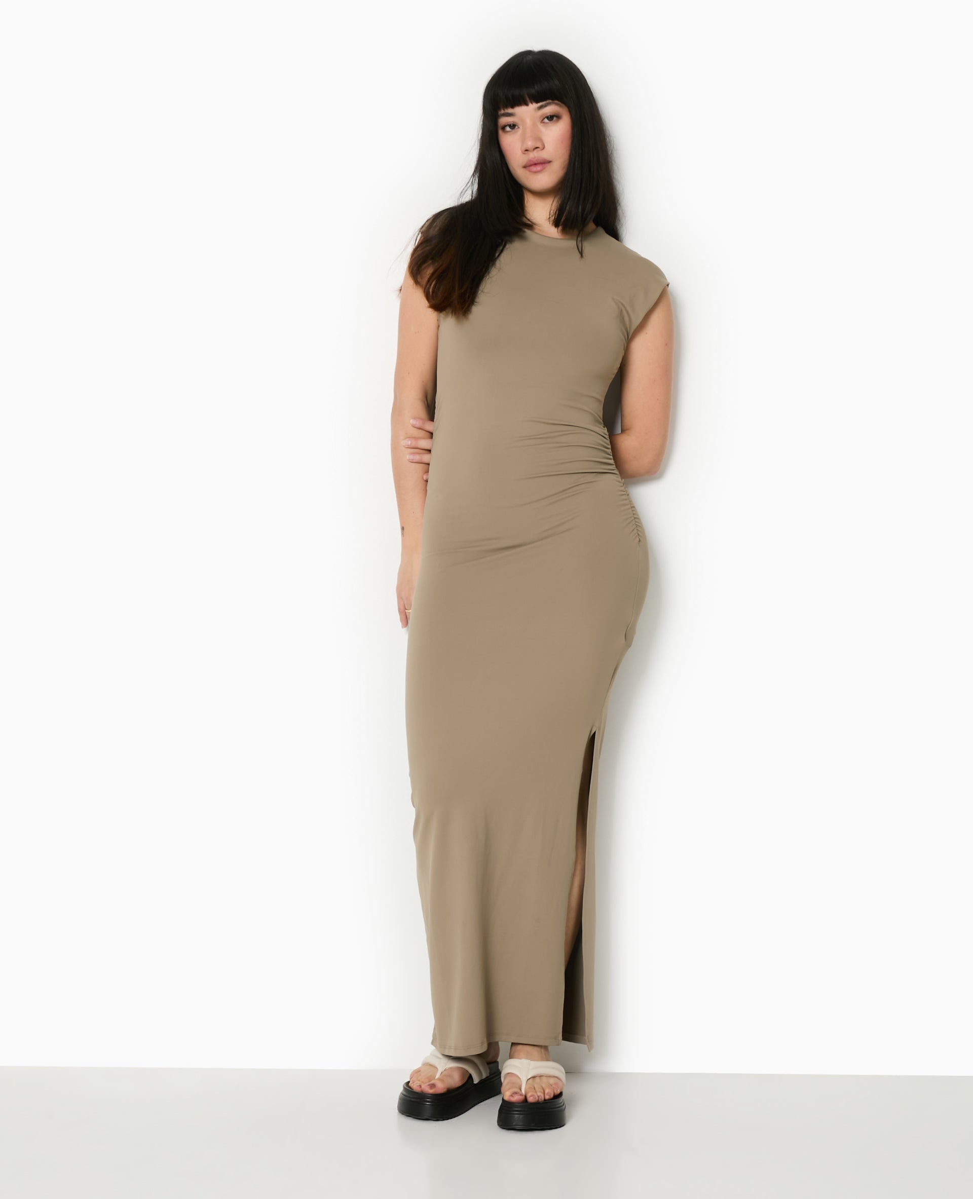 Robe longue sans manches avec fronces