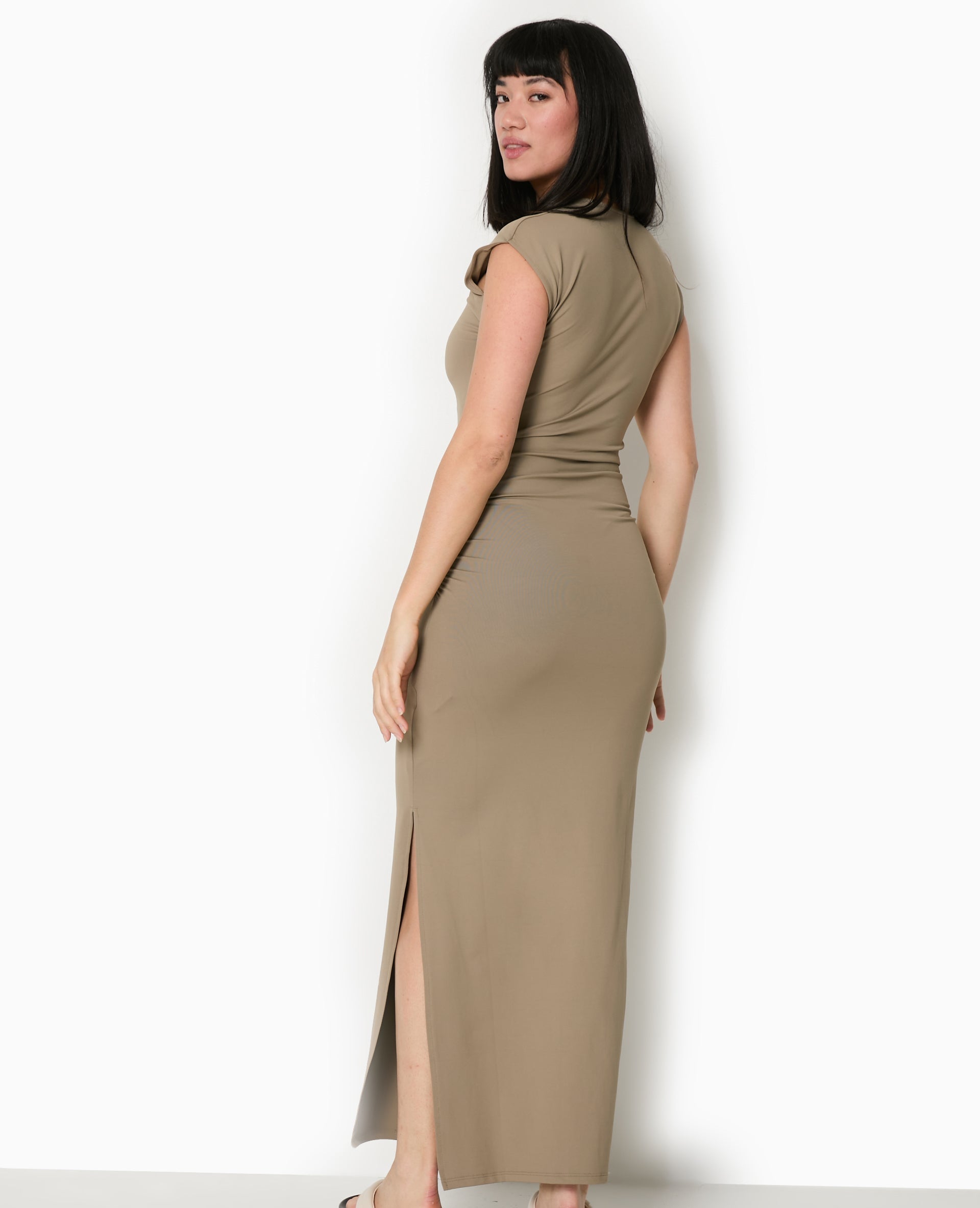 Robe longue sans manches avec fronces