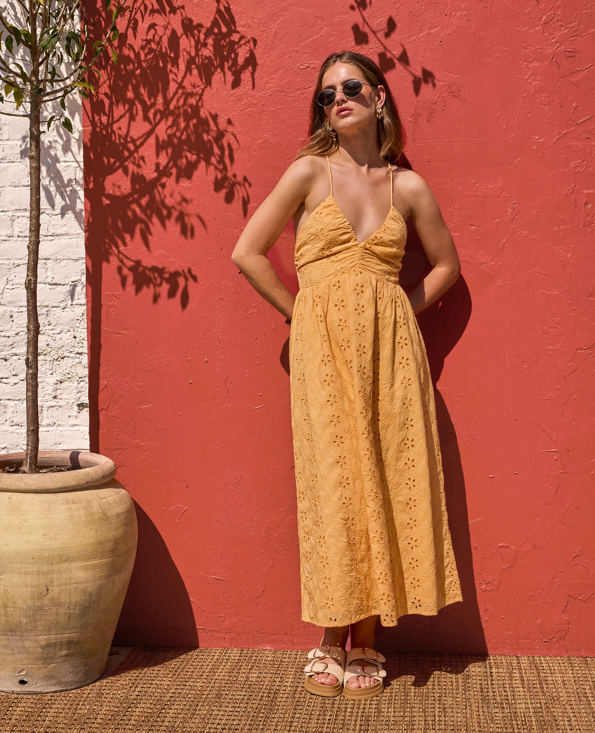 Robe longue en broderie anglaise bretelles croisées