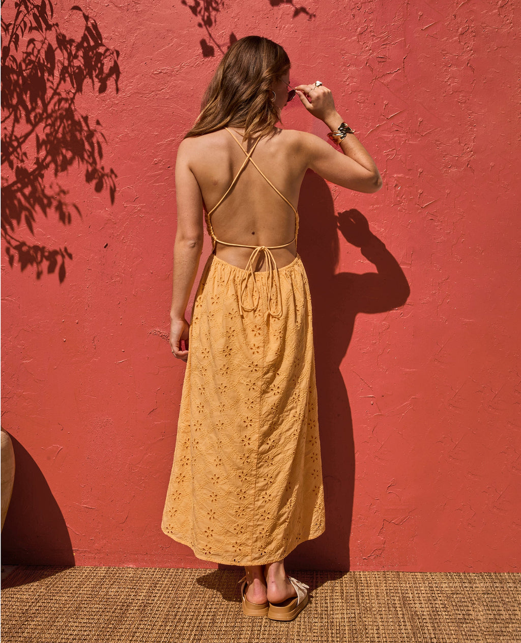 Robe longue en broderie anglaise bretelles croisées