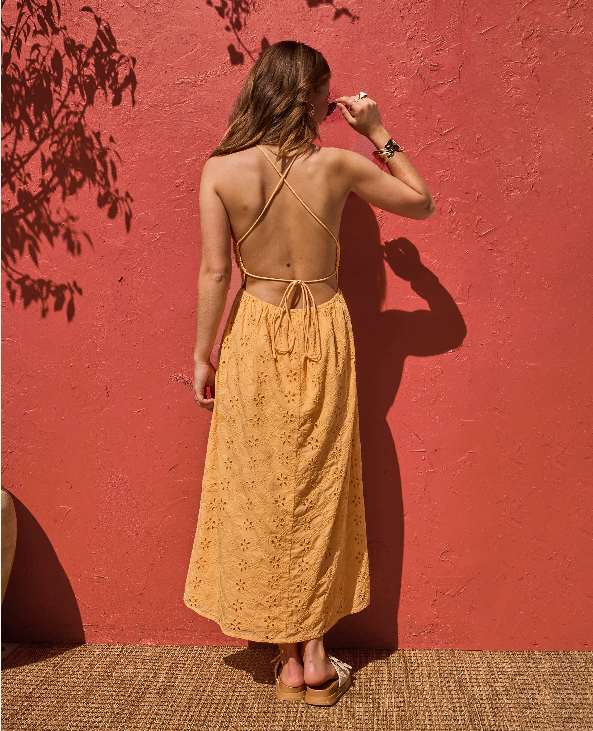 Robe longue en broderie anglaise bretelles croisées