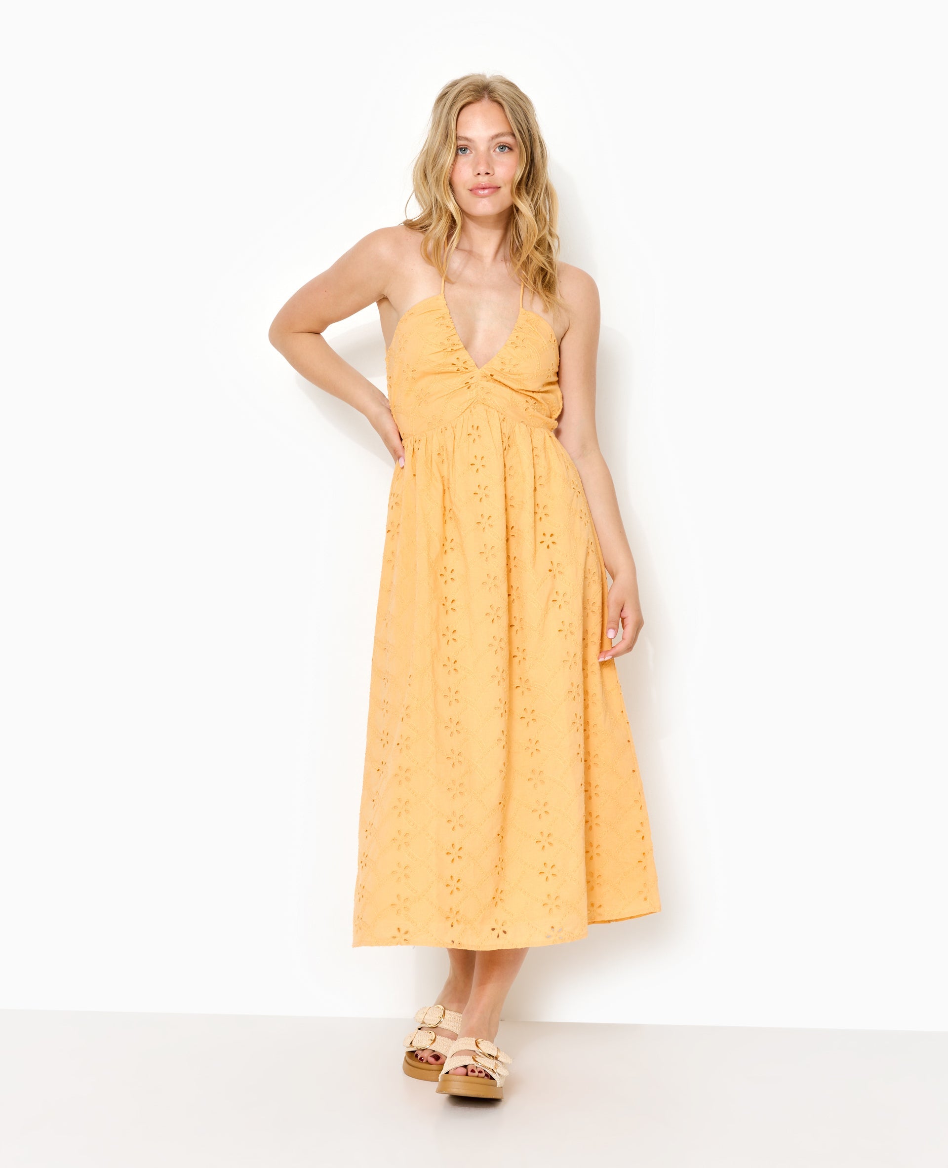 Robe longue en broderie anglaise bretelles croisées