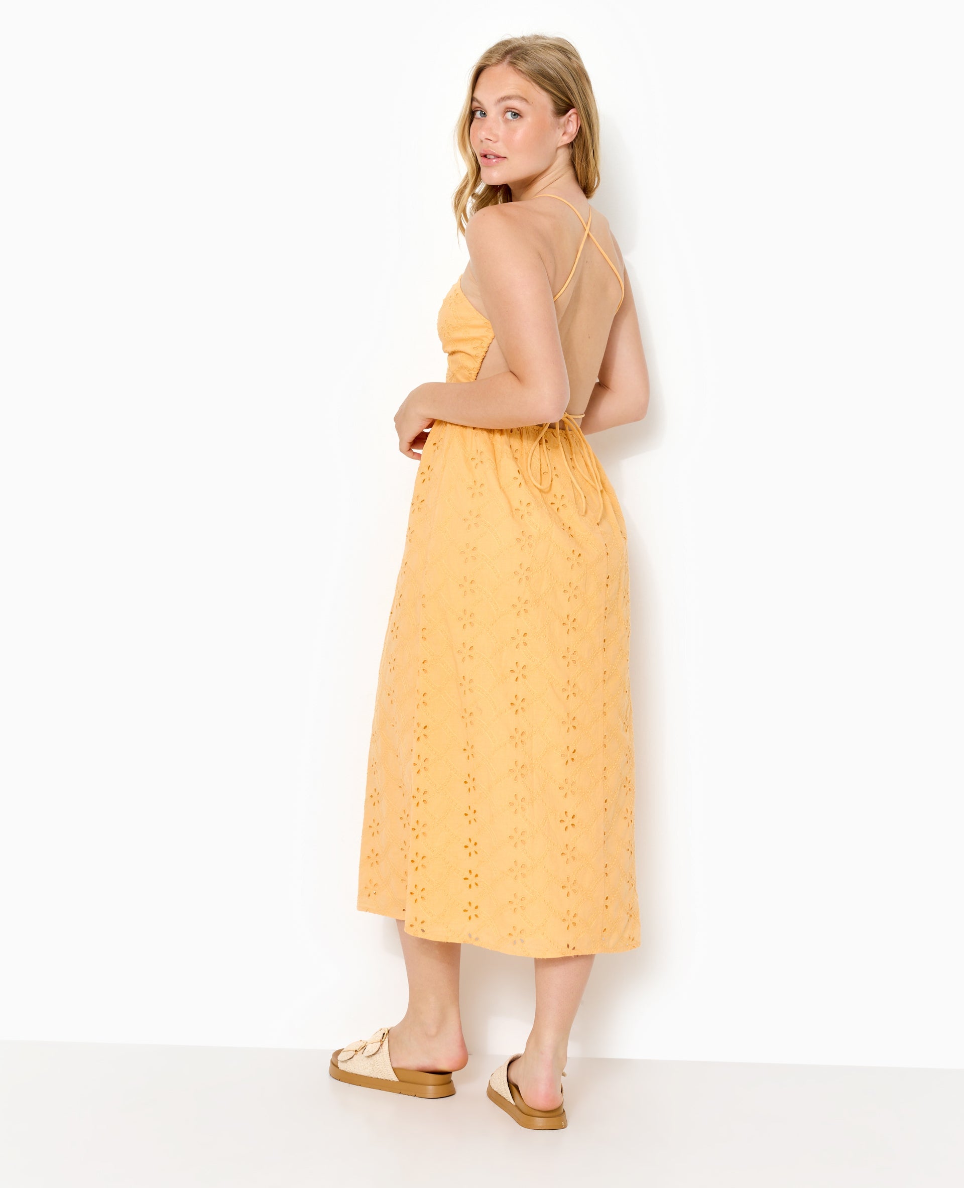 Robe longue en broderie anglaise bretelles croisées
