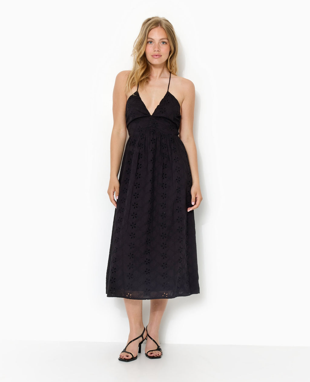 Robe longue en broderie anglaise bretelles croisées