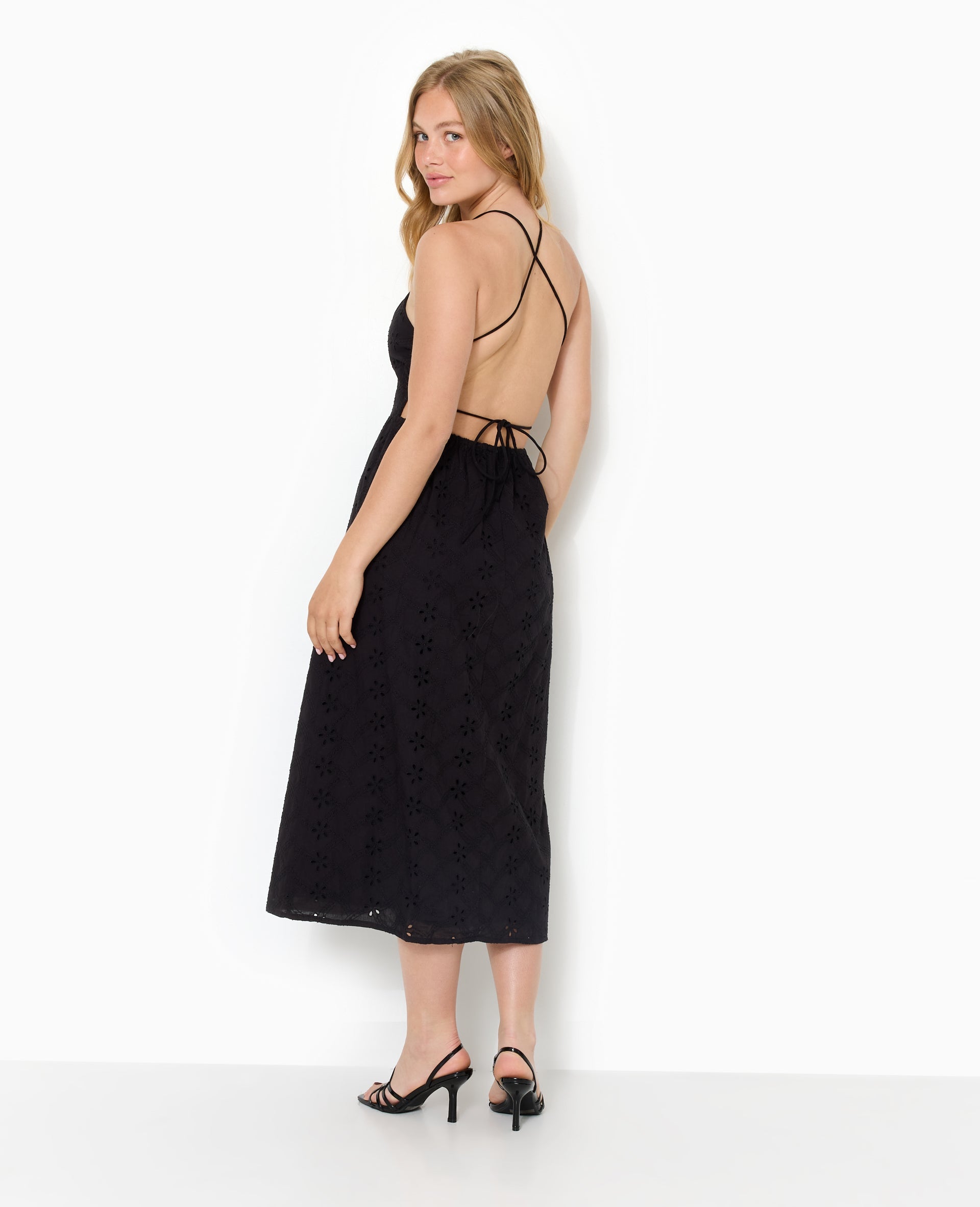 Robe longue en broderie anglaise bretelles croisées