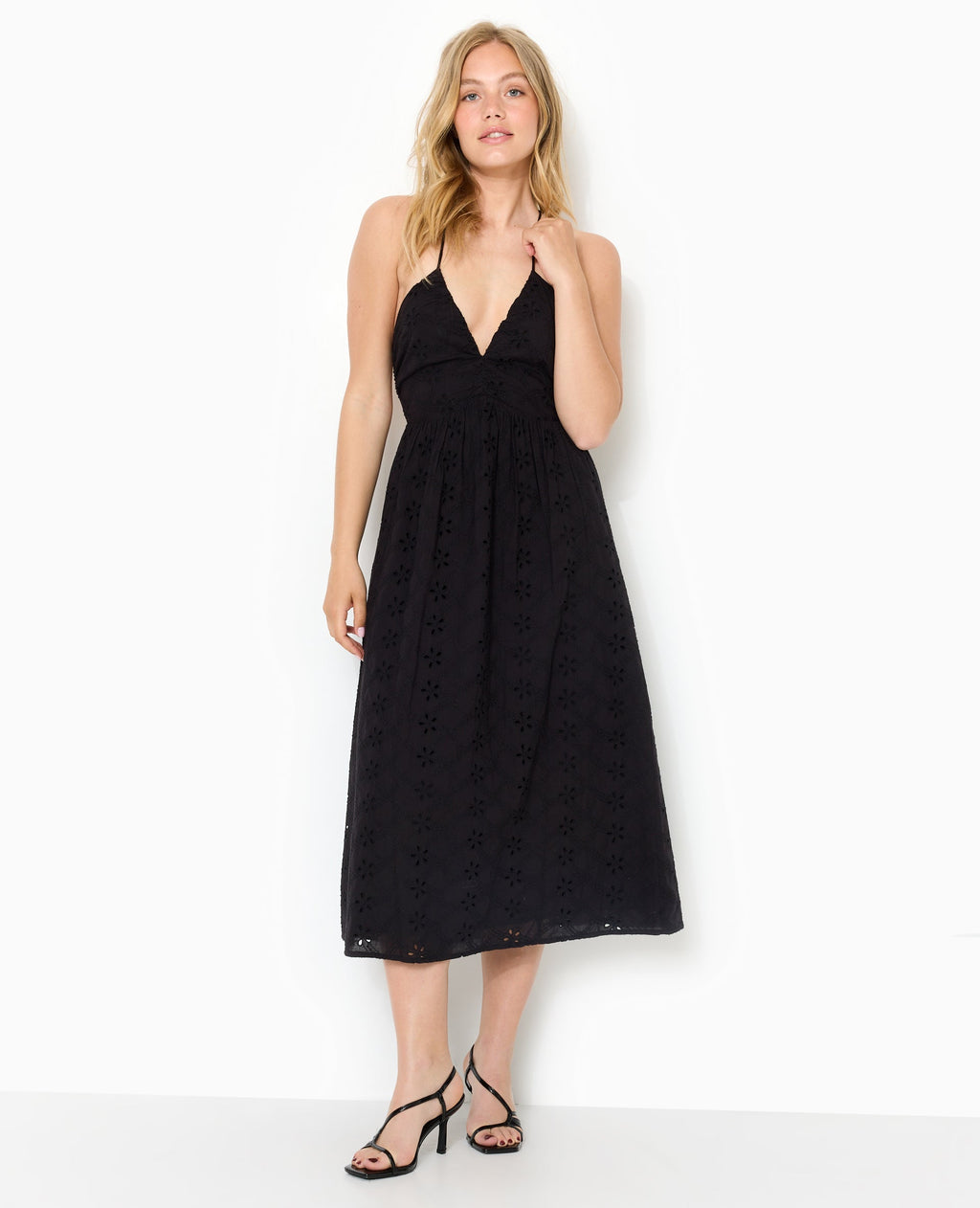 Robe longue en broderie anglaise bretelles croisées