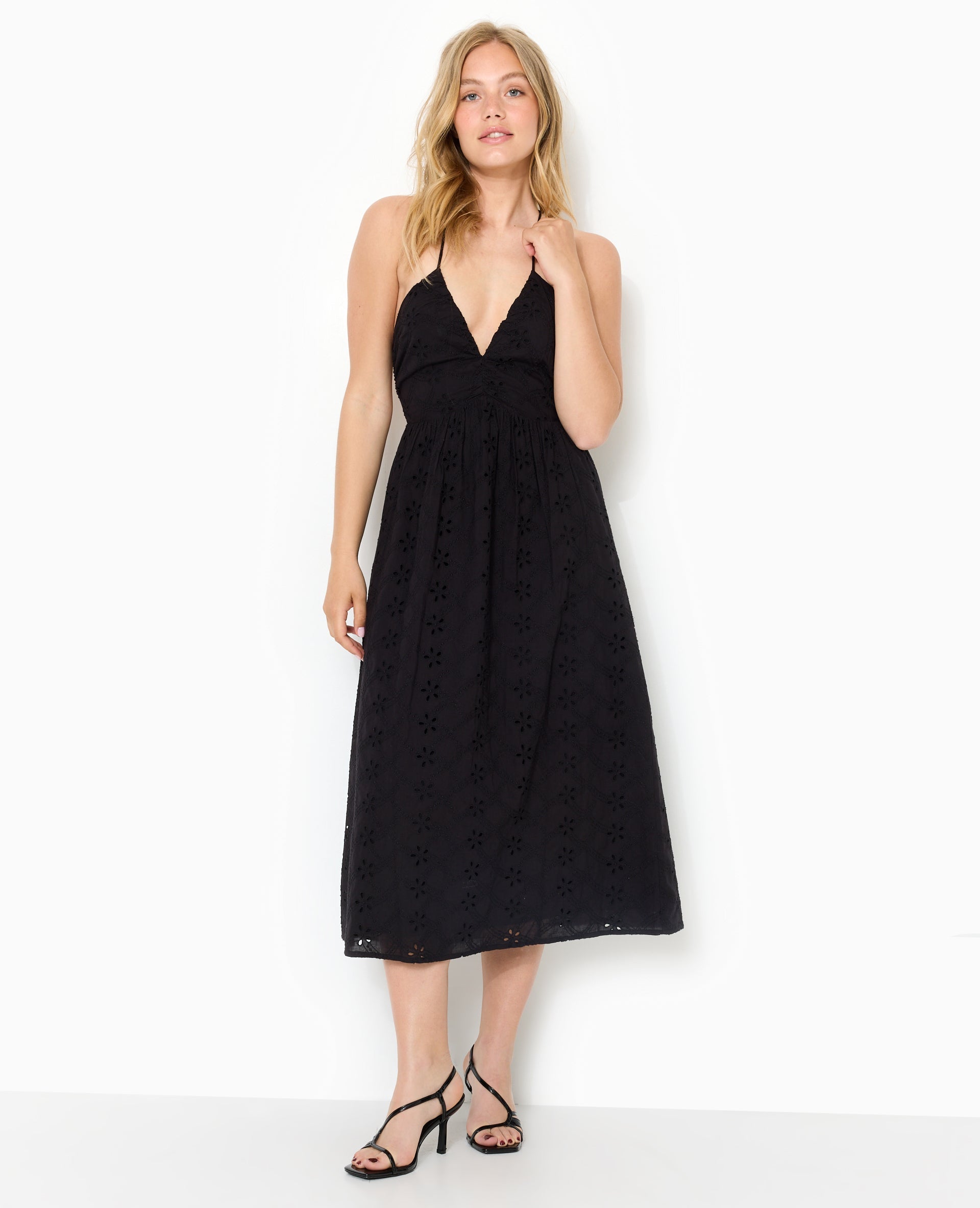 Robe longue en broderie anglaise bretelles croisées