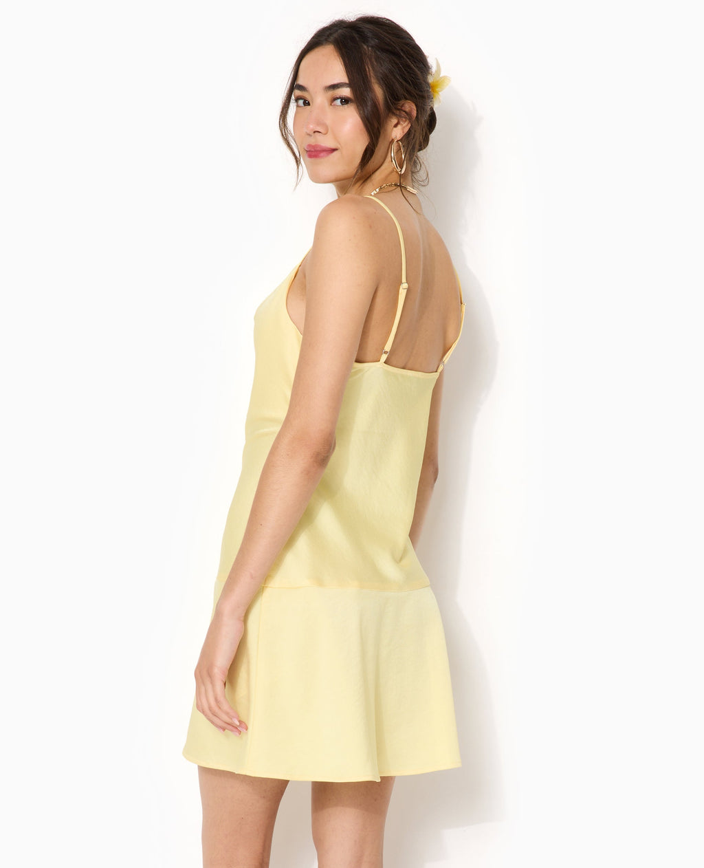 Robe courte en tissu satiné col bénitier