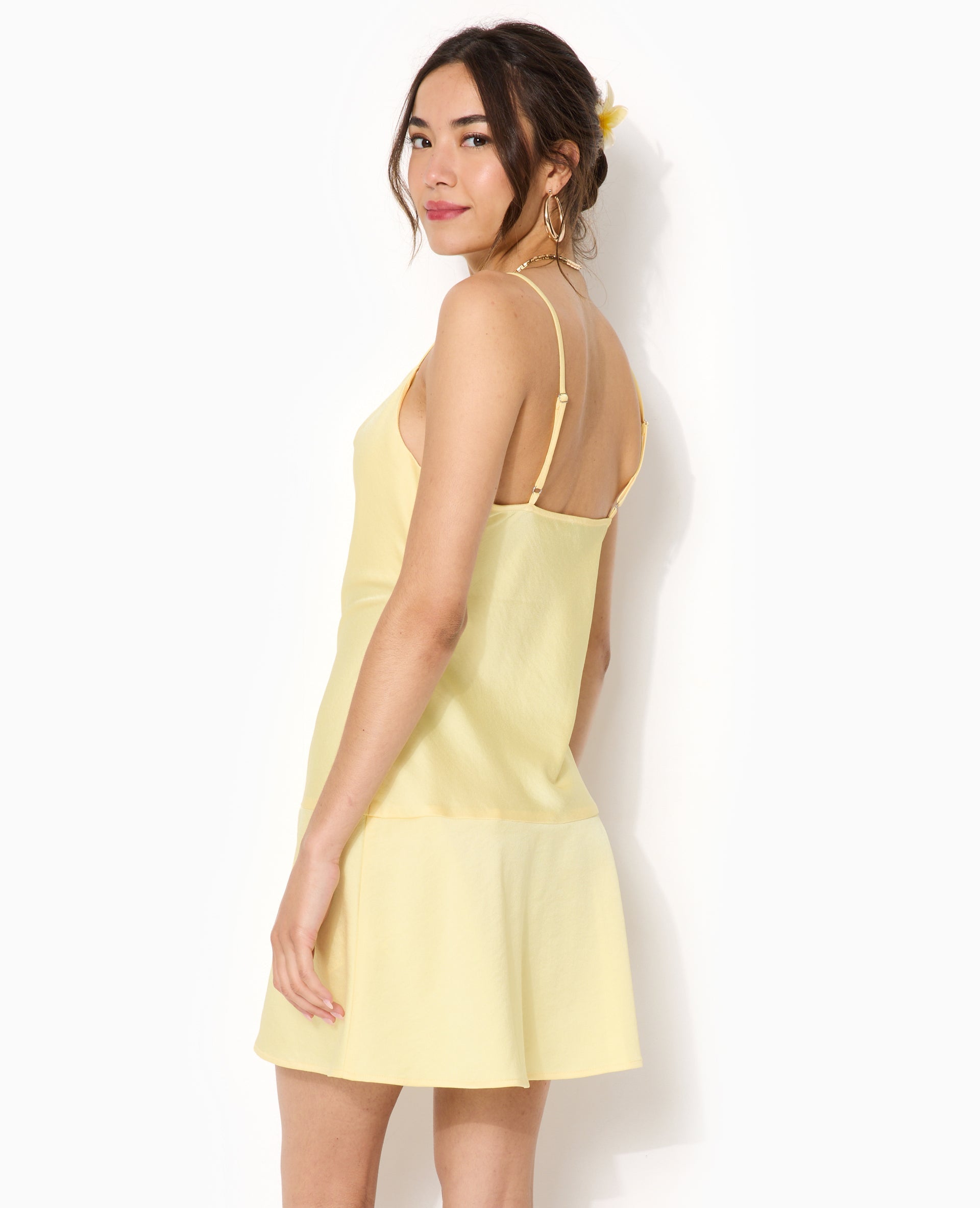 Robe courte en tissu satiné col bénitier