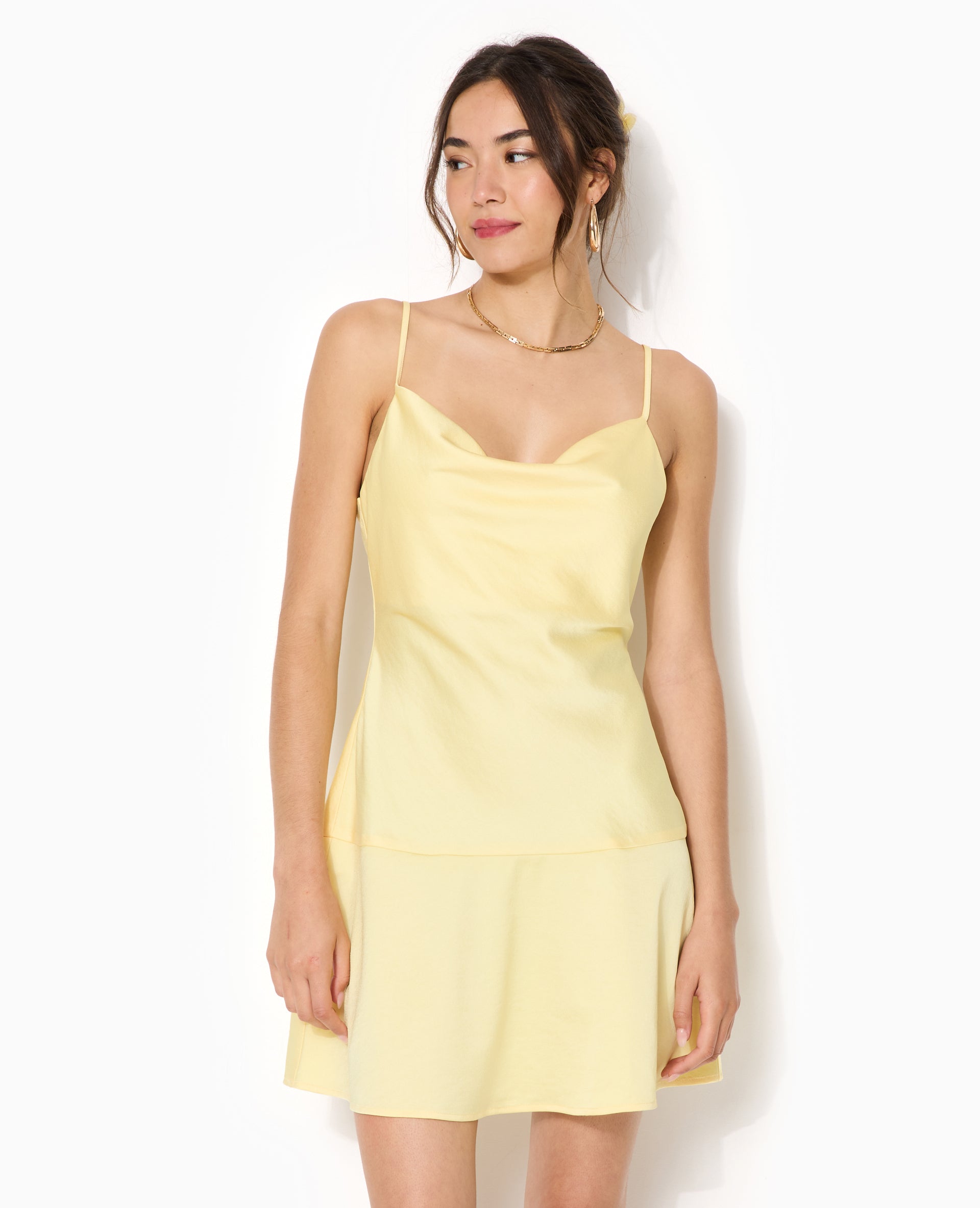 Robe courte en tissu satiné col bénitier