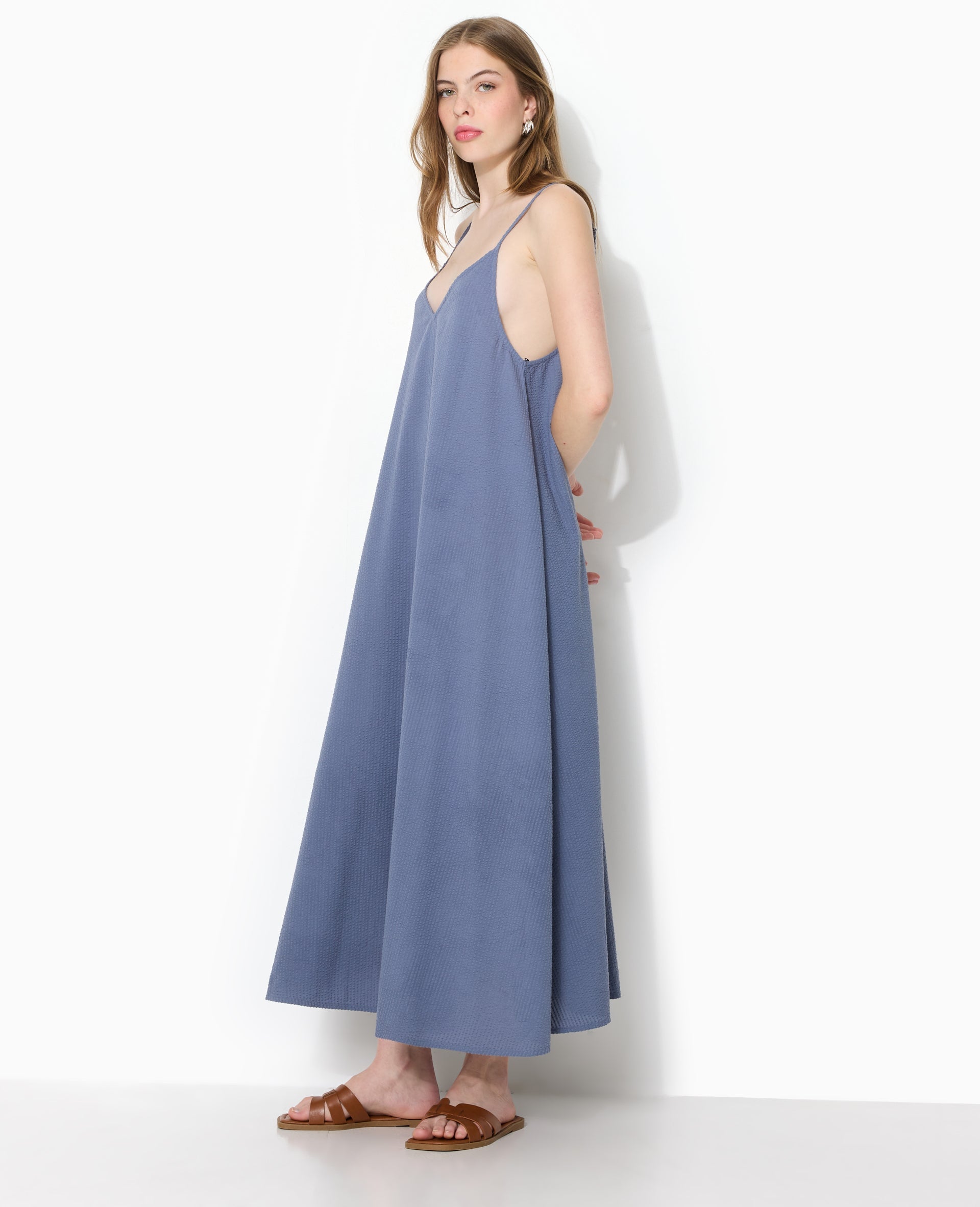 Robe longue en tissu gaufré et rayé