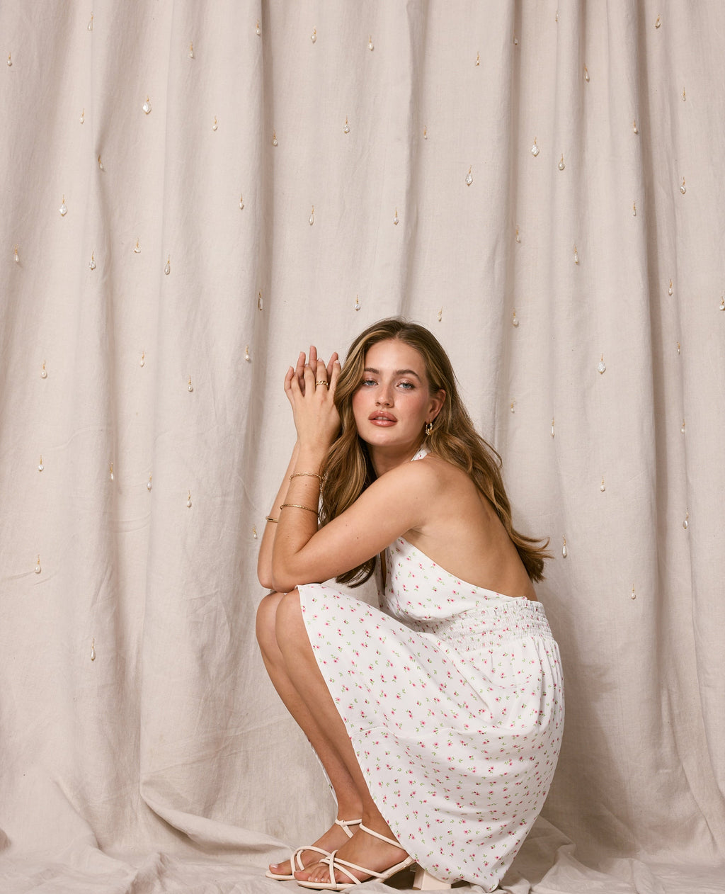 Robe dos-nu tissu satiné motif fleurs