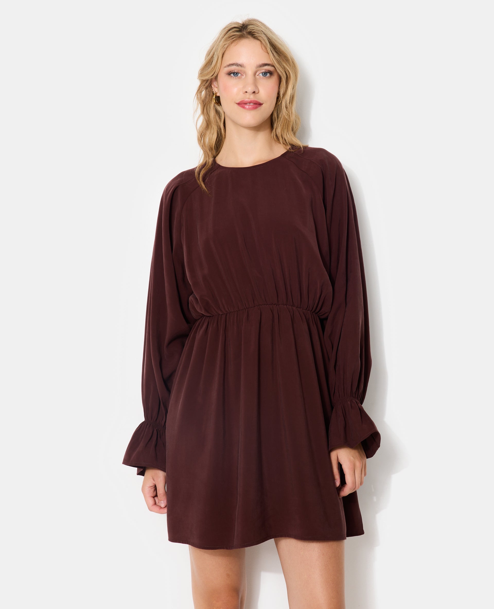 Robe courte avec taille élastiquée en tissu fluide