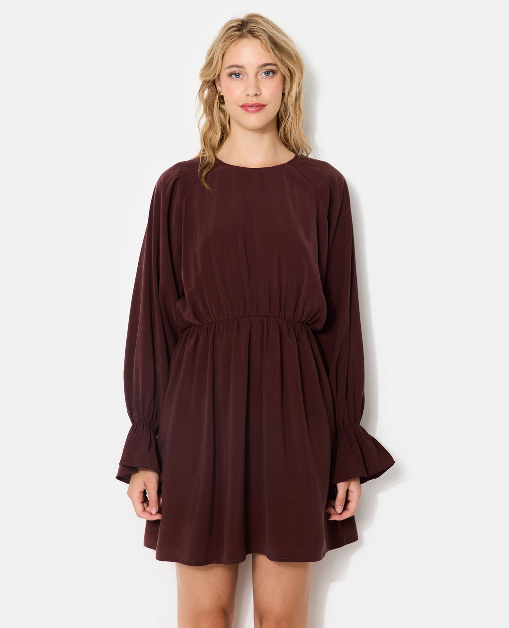 Robe courte avec taille élastiquée en tissu fluide