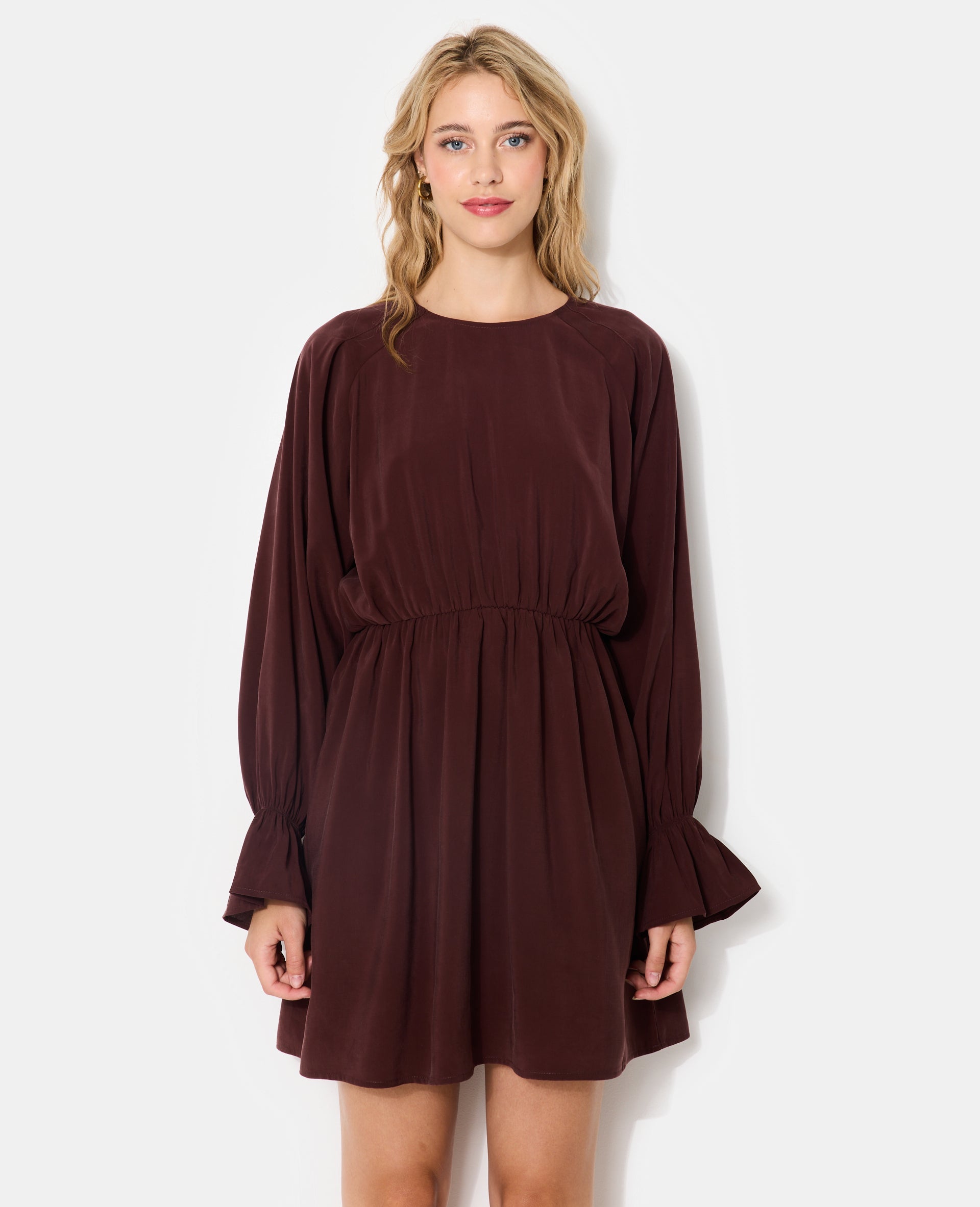 Robe courte avec taille élastiquée en tissu fluide