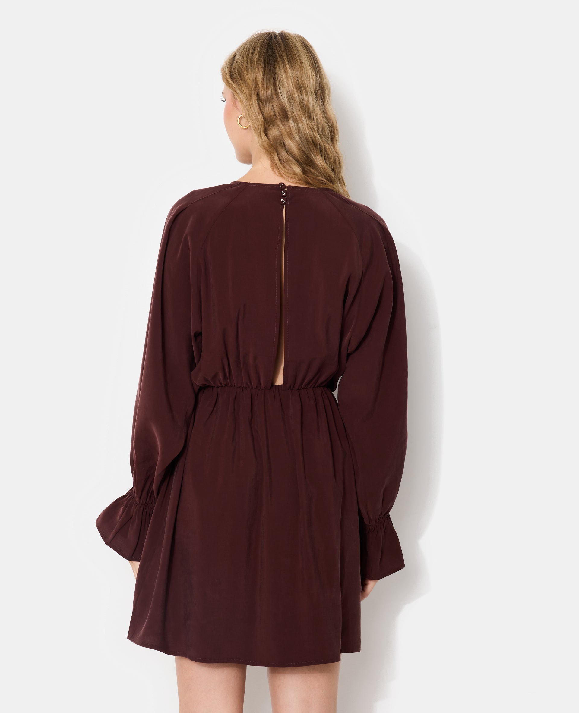 Robe courte avec taille élastiquée en tissu fluide