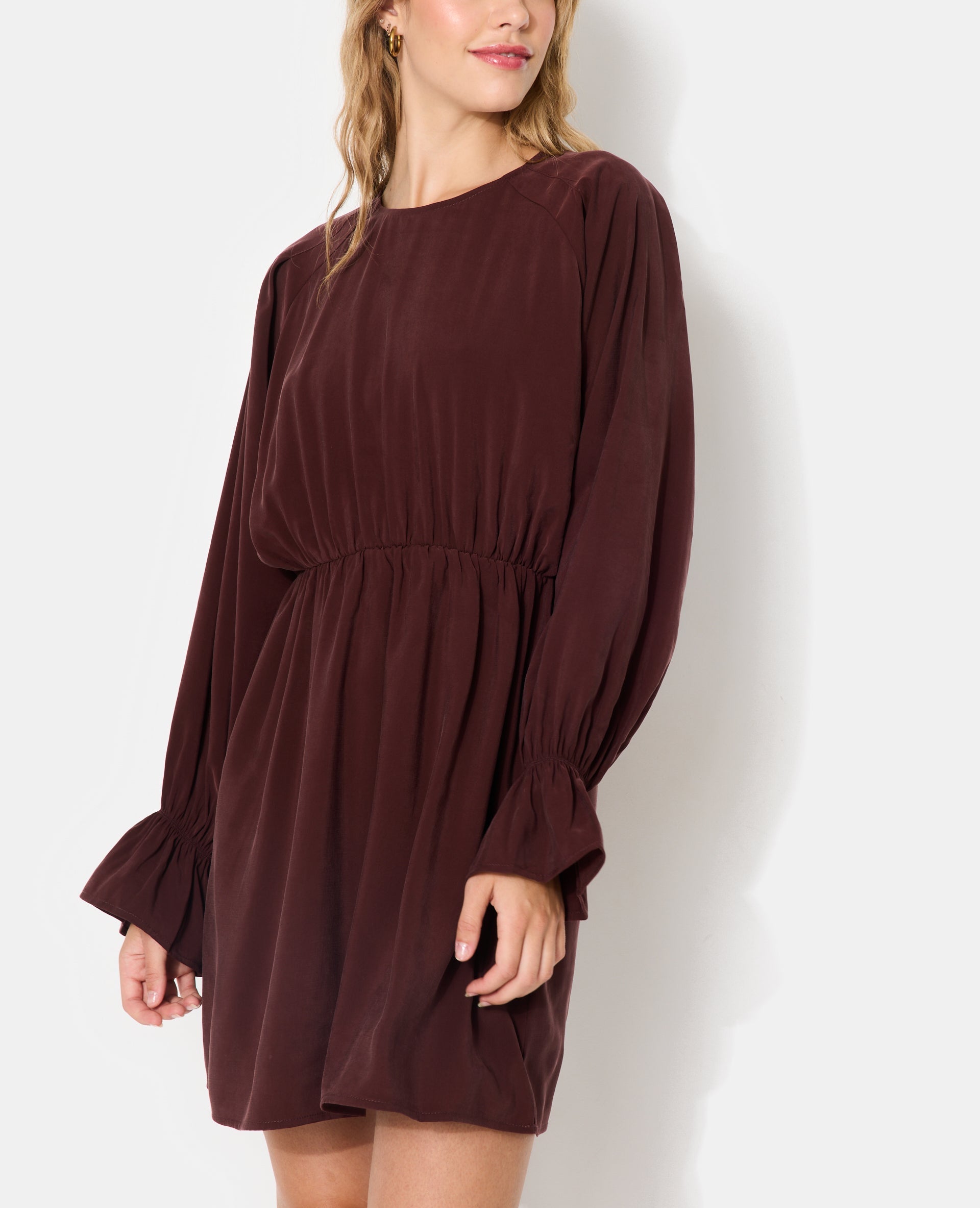 Robe courte avec taille élastiquée en tissu fluide