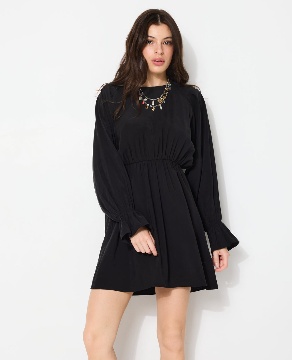 Robe courte avec taille élastiquée en tissu fluide