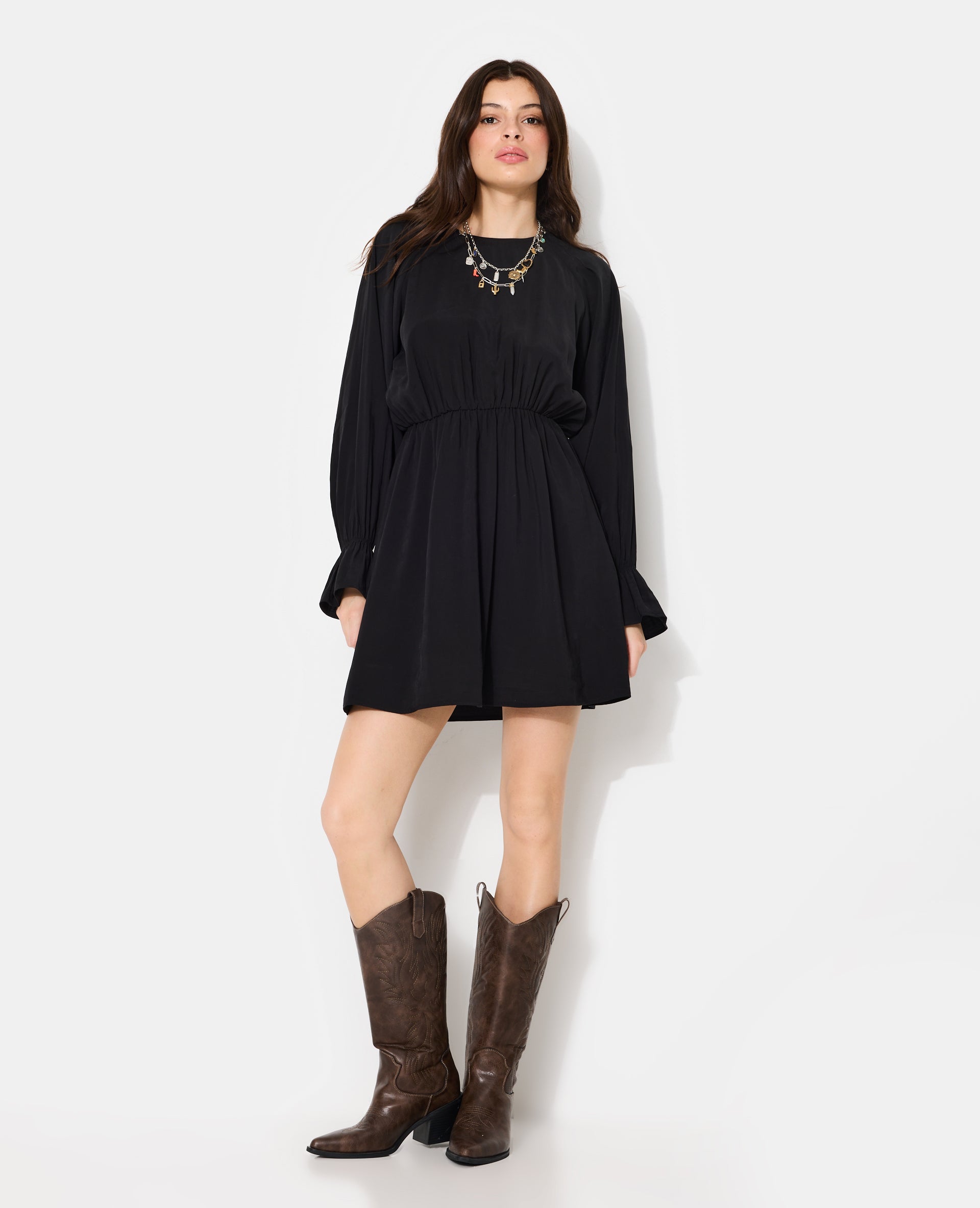 Robe courte avec taille élastiquée en tissu fluide