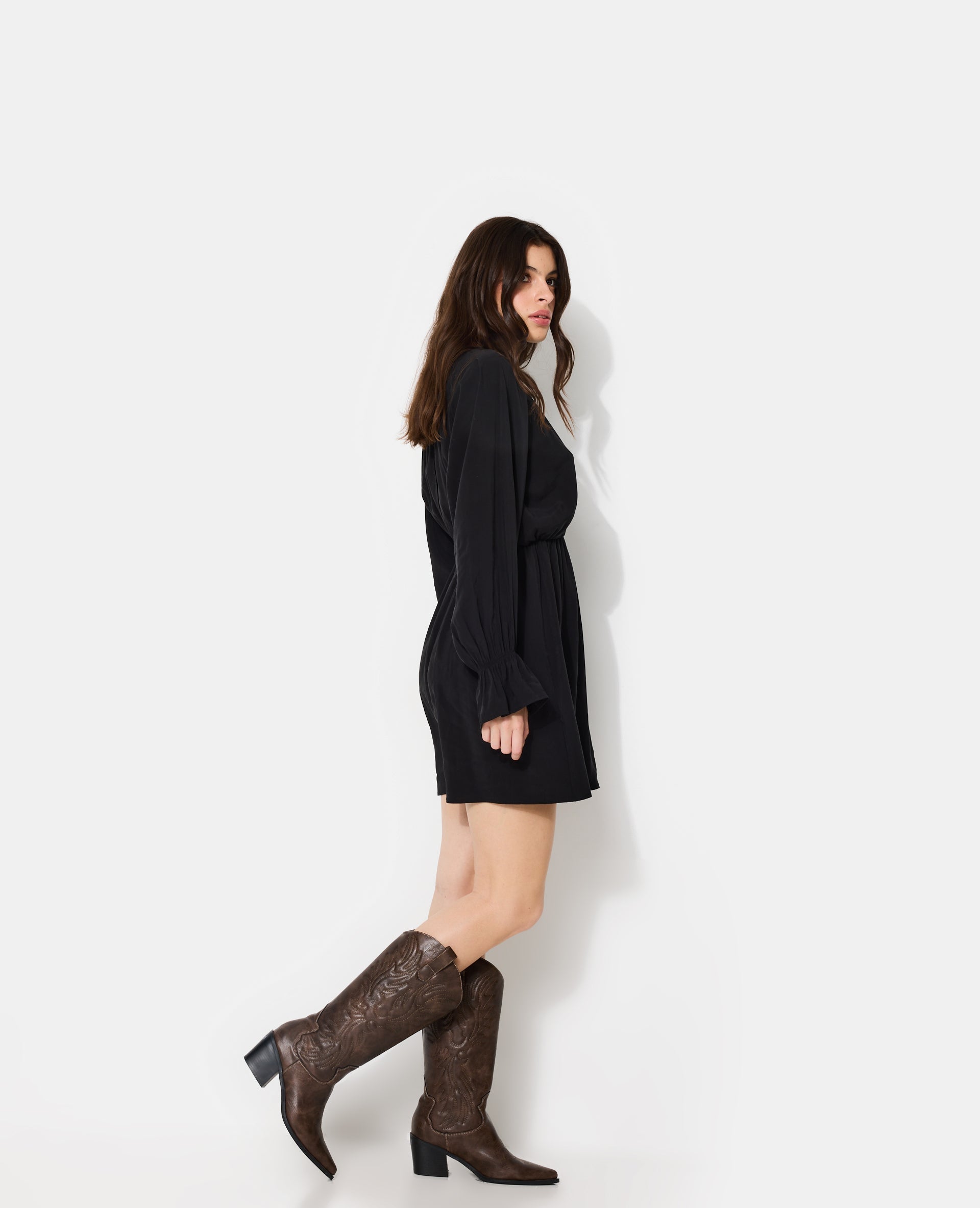 Robe courte avec taille élastiquée en tissu fluide