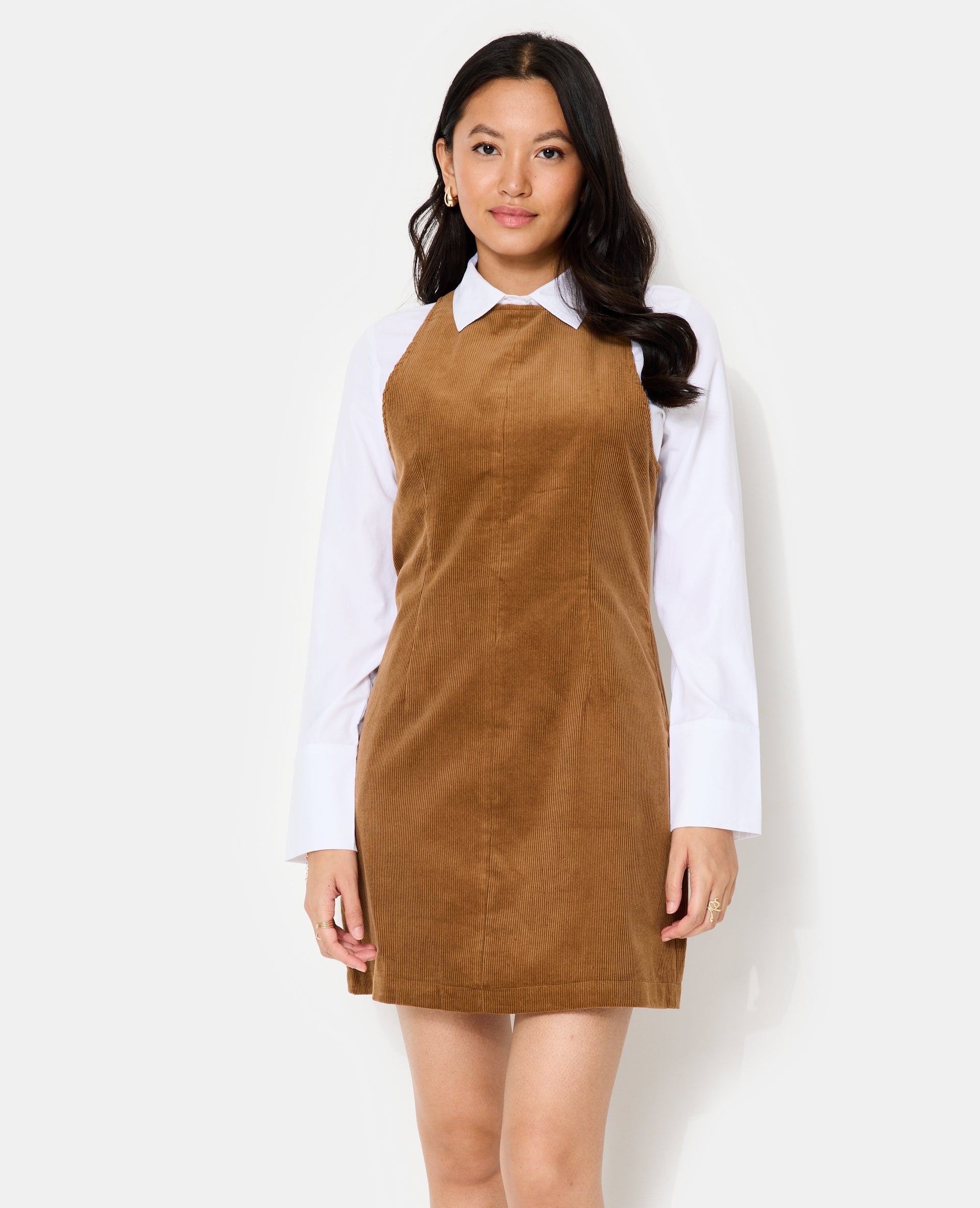 Robe courte larges emmanchures en velours côtelé