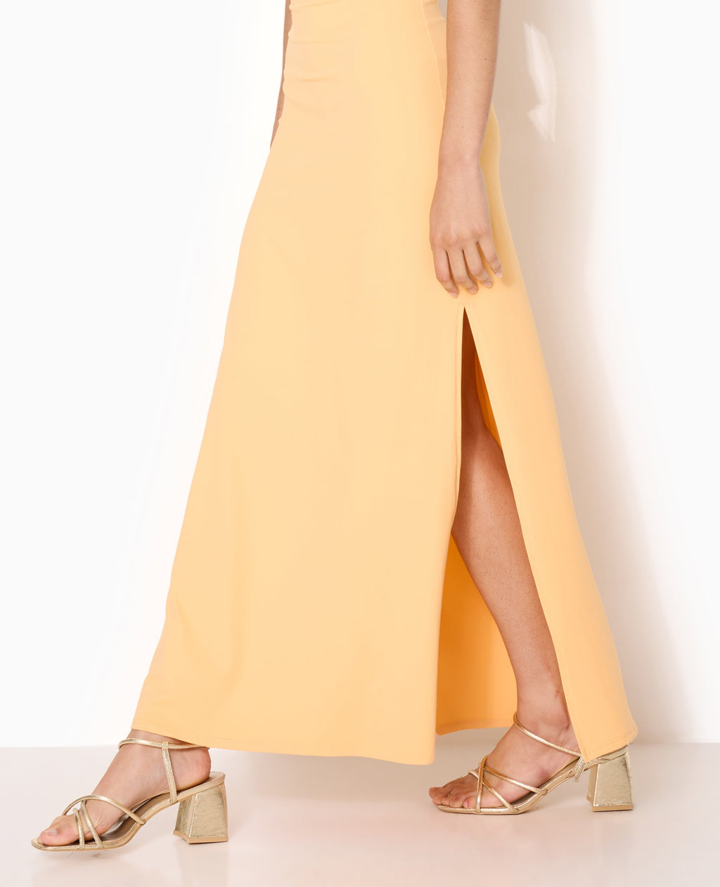 Robe longue dos-nu avec déco bijou fleur