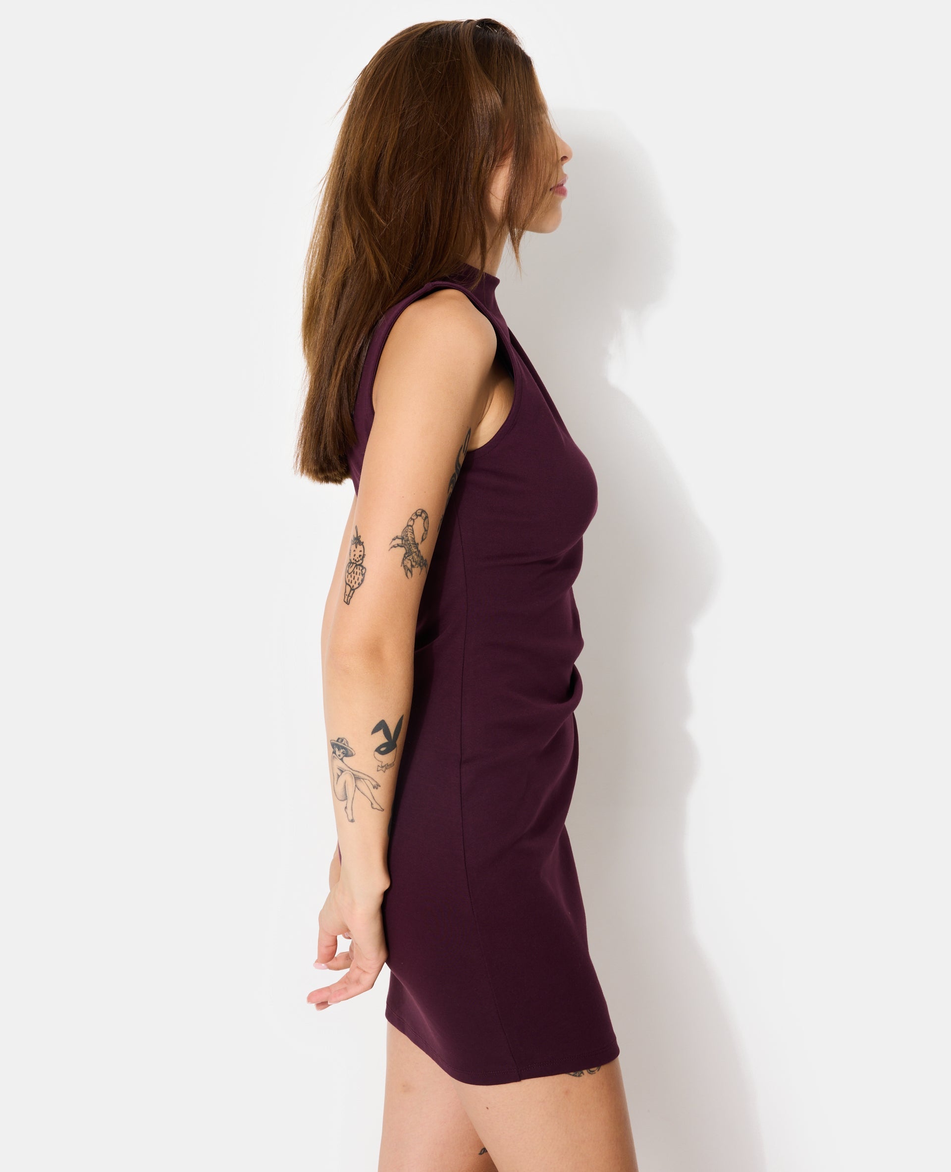 Robe courte sans manches avec fronces côté
